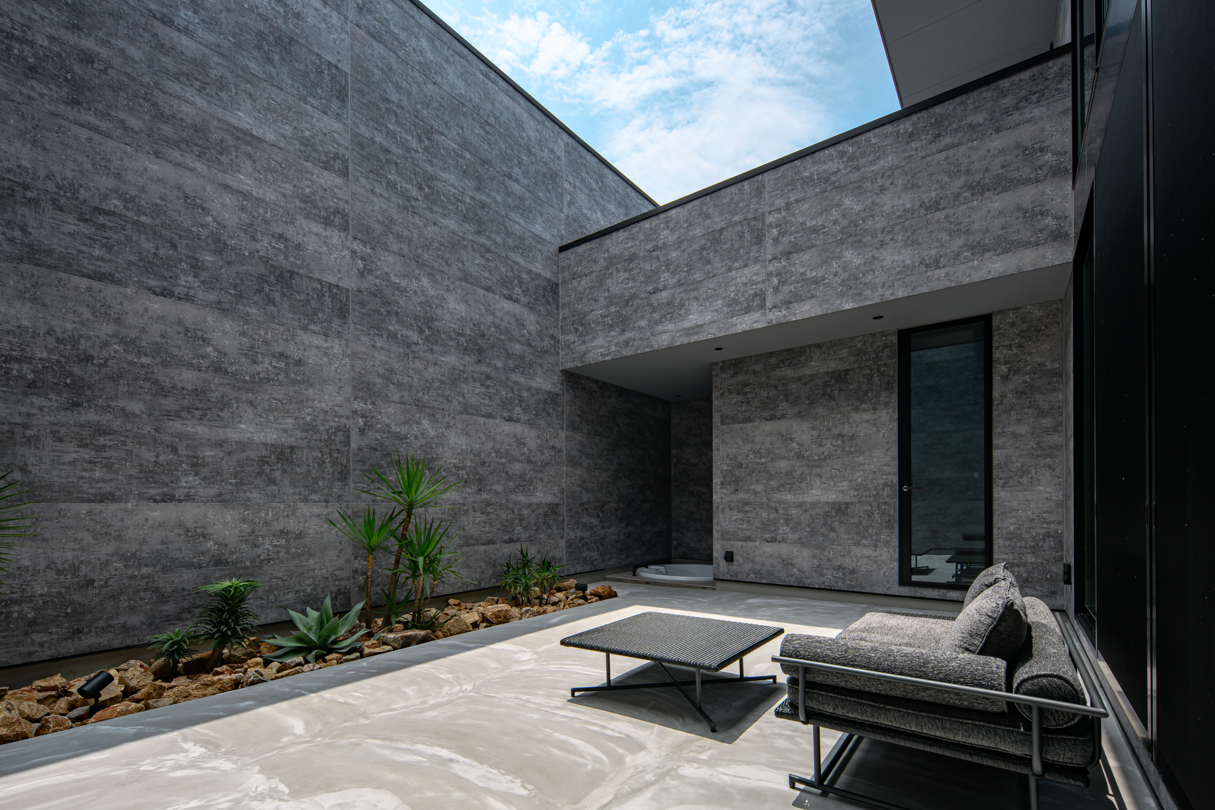 開放的なアウターリビングを愉しむガレージ＆サウナハウス