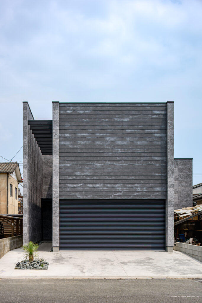 開放的なアウターリビングを愉しむガレージ＆サウナハウス