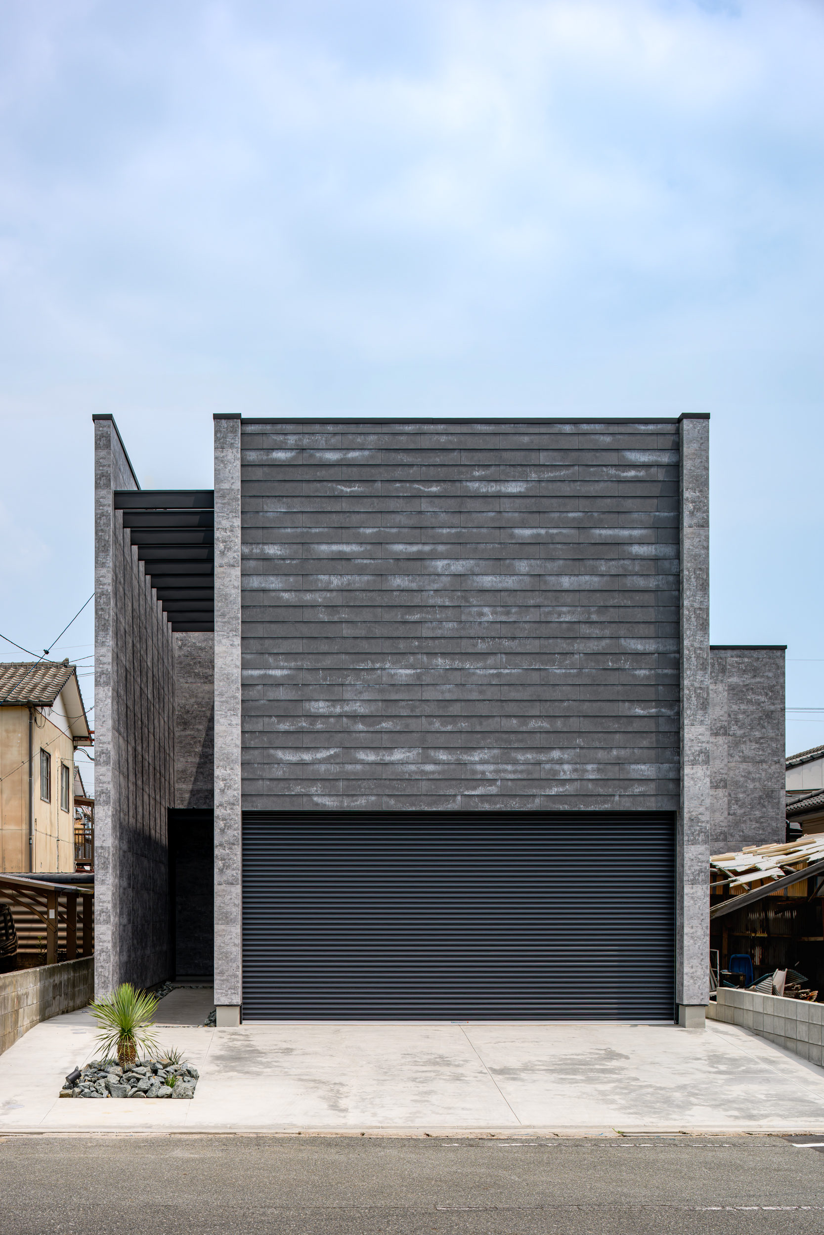 開放的なアウターリビングを愉しむガレージ＆サウナハウス