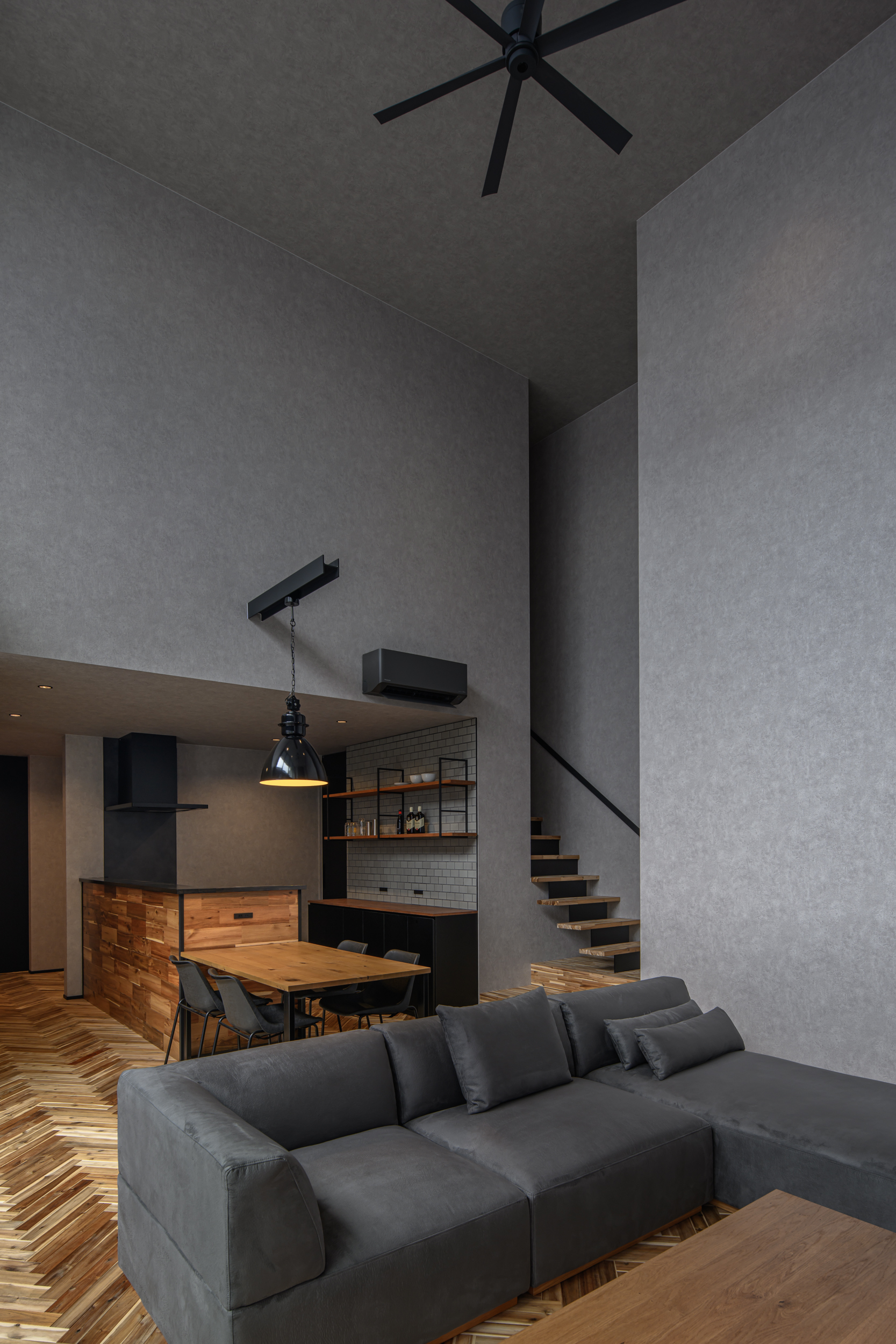 開放的なアウターリビングを愉しむガレージ＆サウナハウス