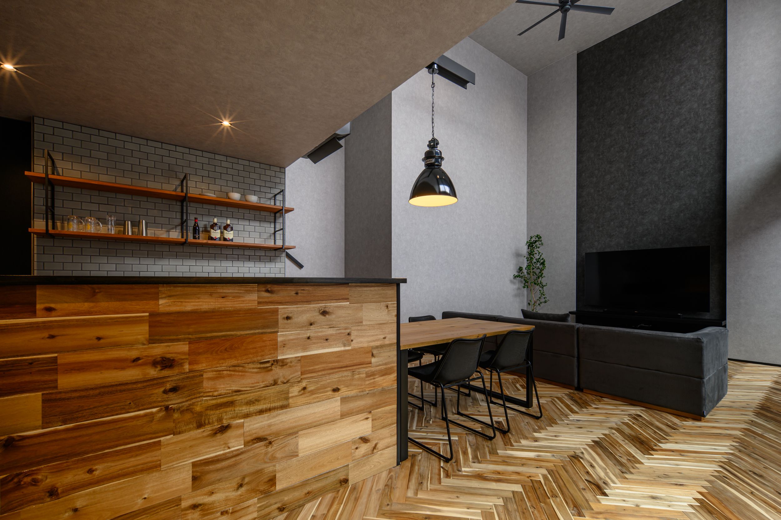木×ブラックのコントラストが印象的なキッチン・ダイニング。