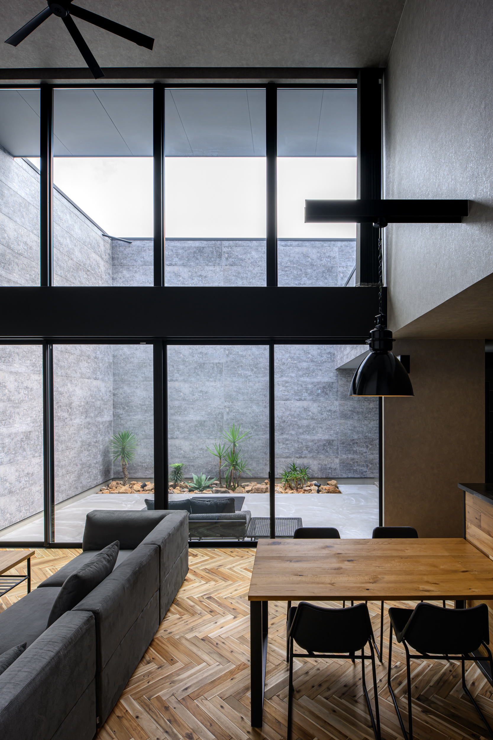 開放的なアウターリビングを愉しむガレージ＆サウナハウス