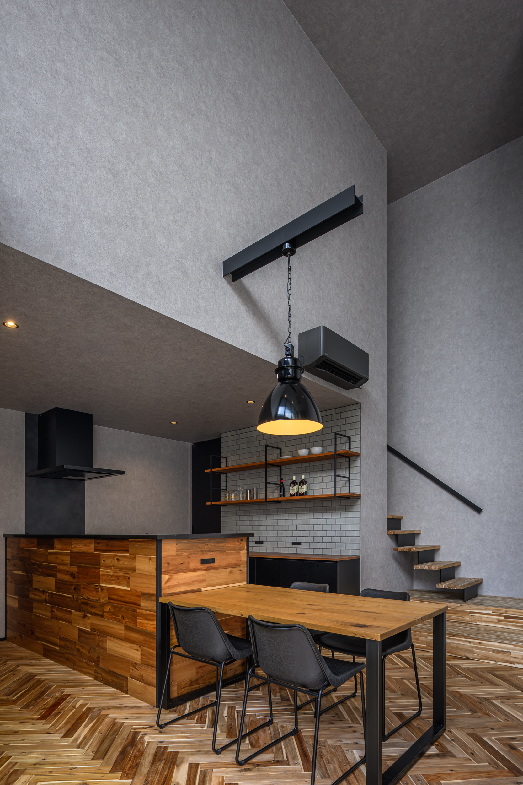 開放的なアウターリビングを愉しむガレージ＆サウナハウス