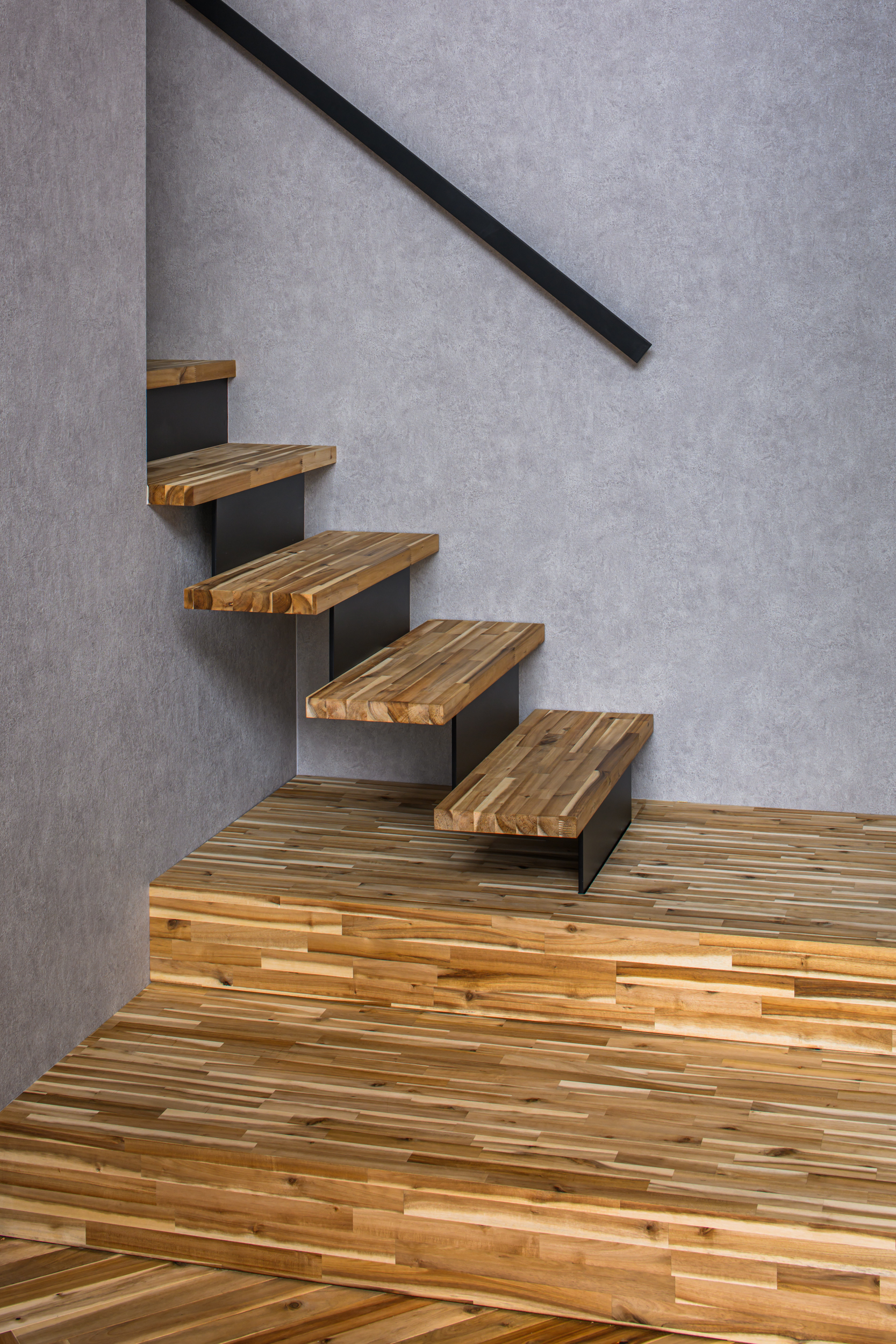 開放的なアウターリビングを愉しむガレージ＆サウナハウス