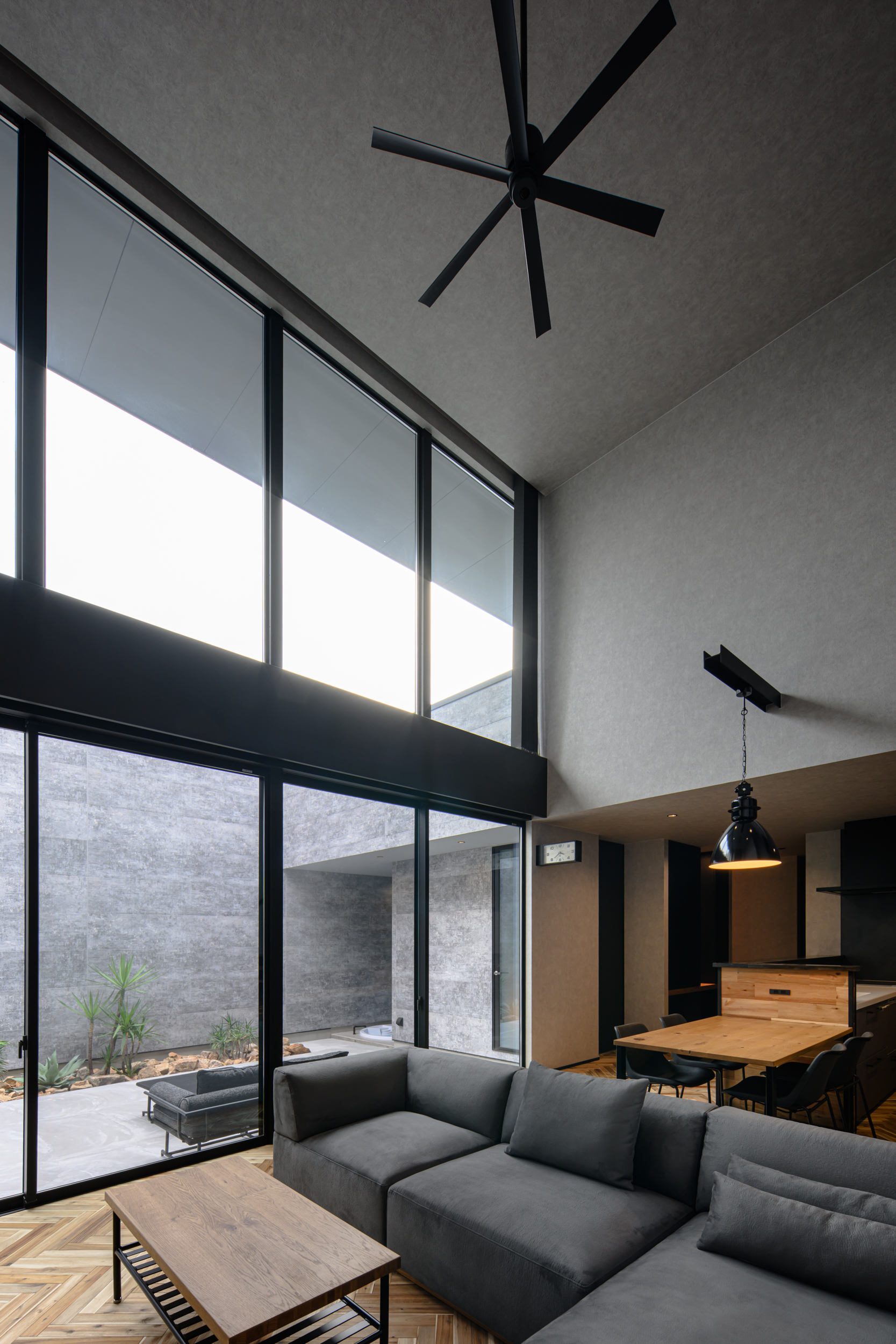 開放的なアウターリビングを愉しむガレージ＆サウナハウス