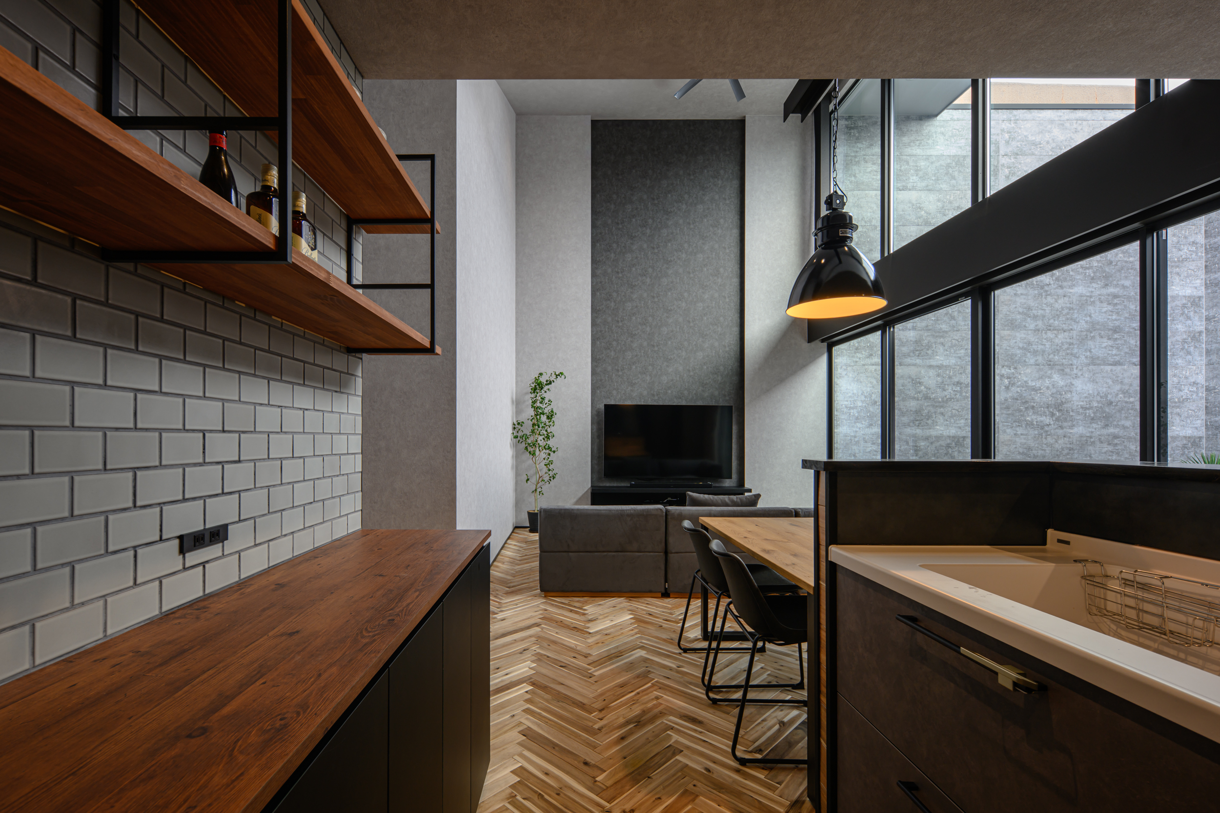 開放的なアウターリビングを愉しむガレージ＆サウナハウス