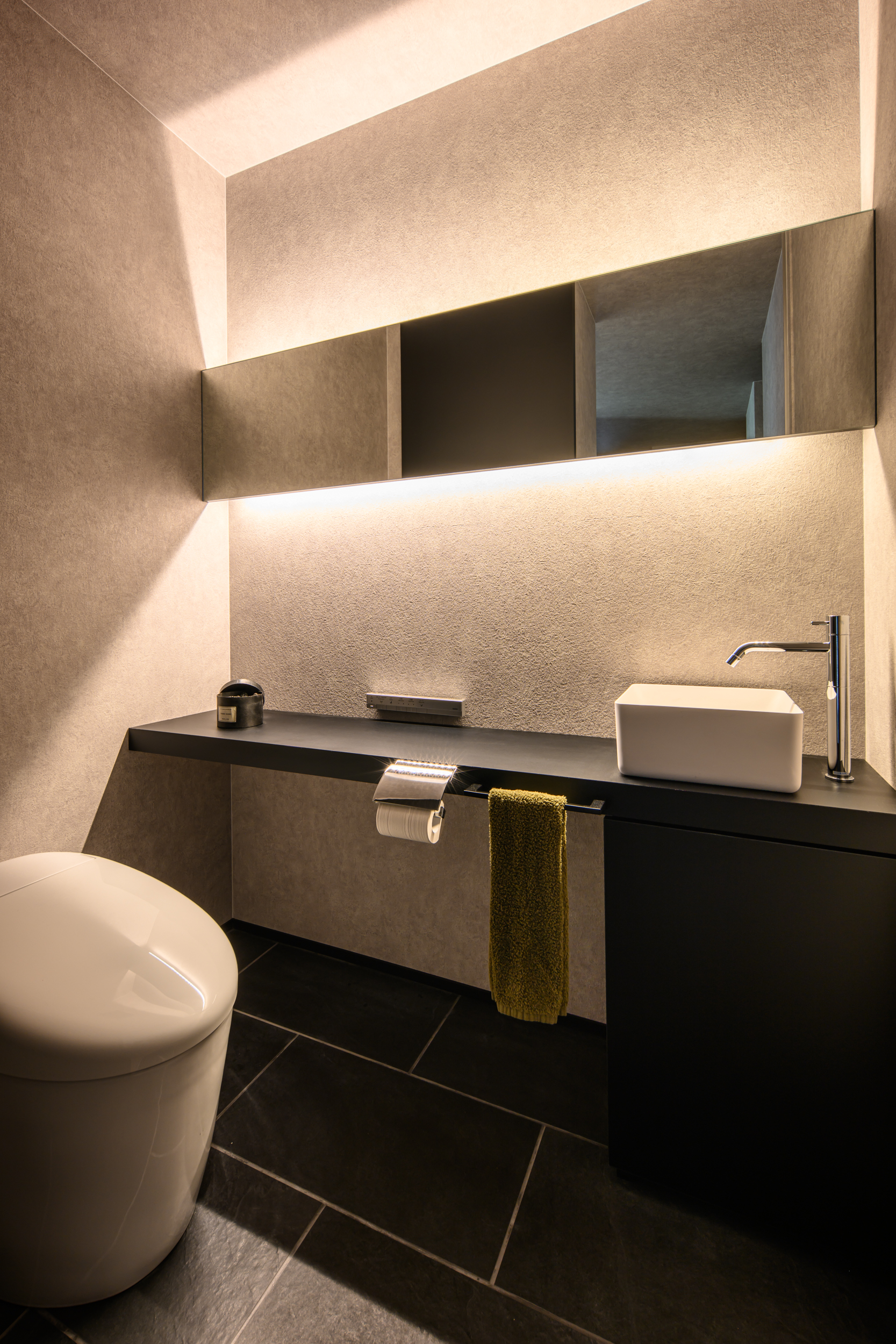 開放的なアウターリビングを愉しむガレージ＆サウナハウス