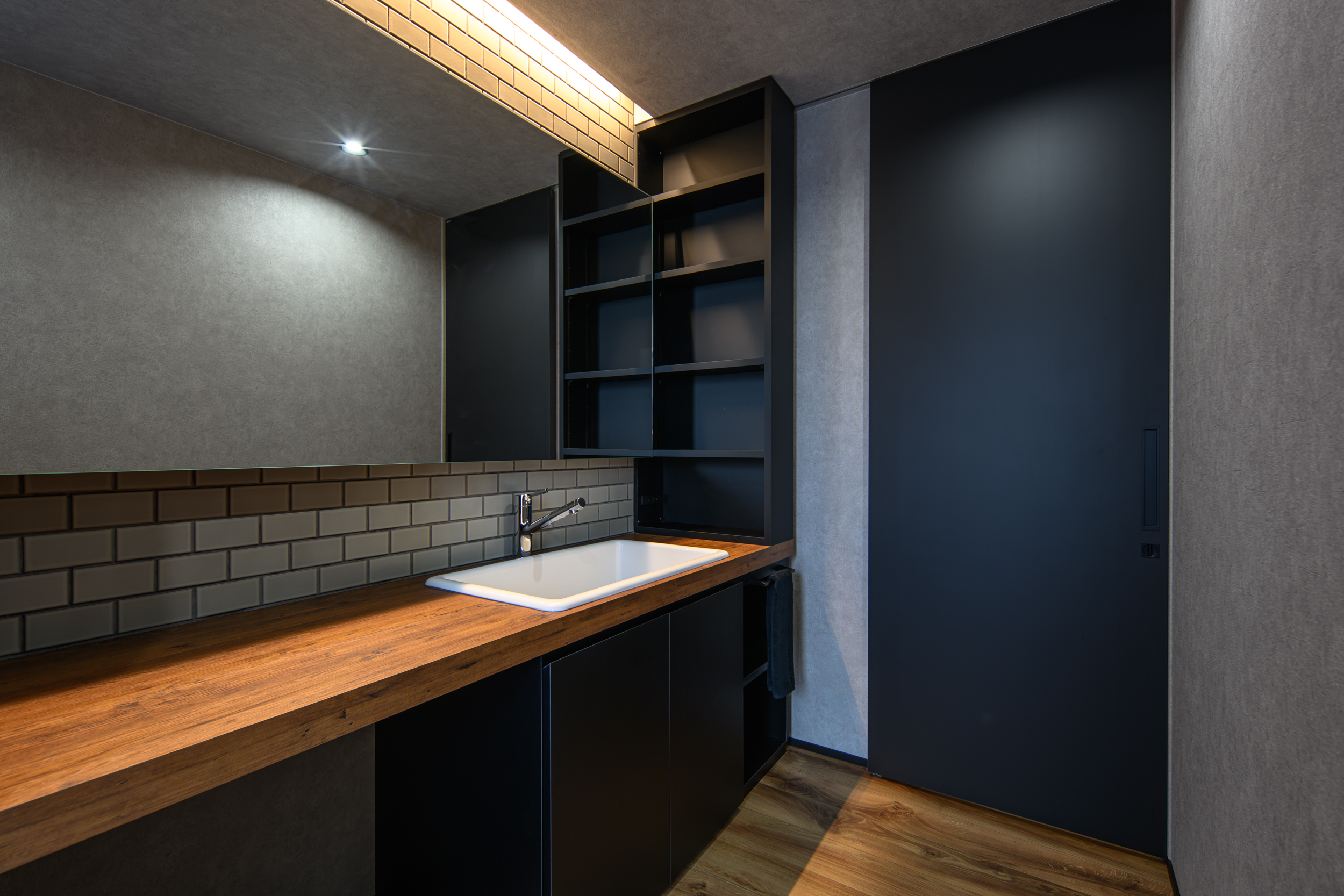 素材の美しさが際立つ、上質なモダン空間