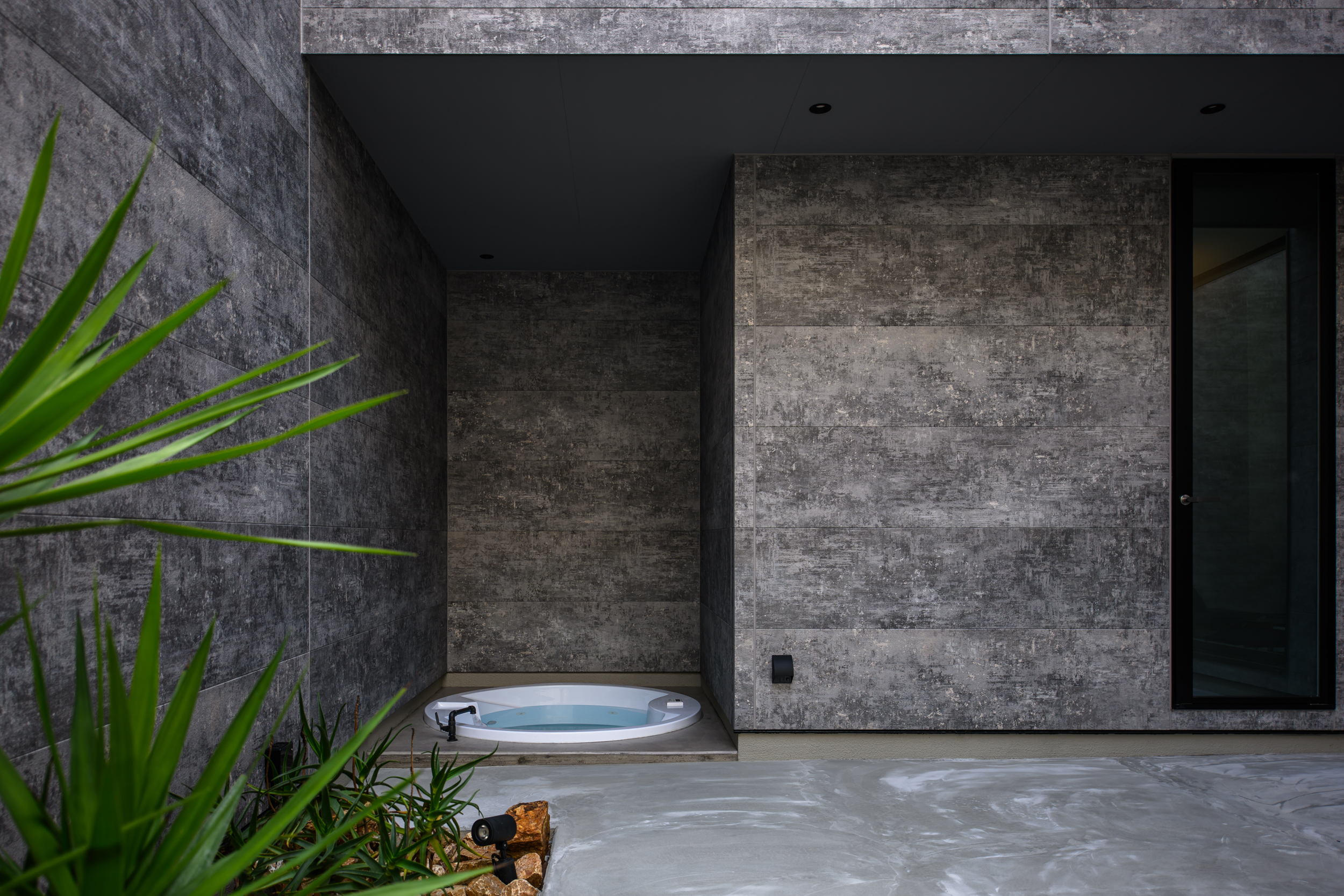 開放的なアウターリビングを愉しむガレージ＆サウナハウス