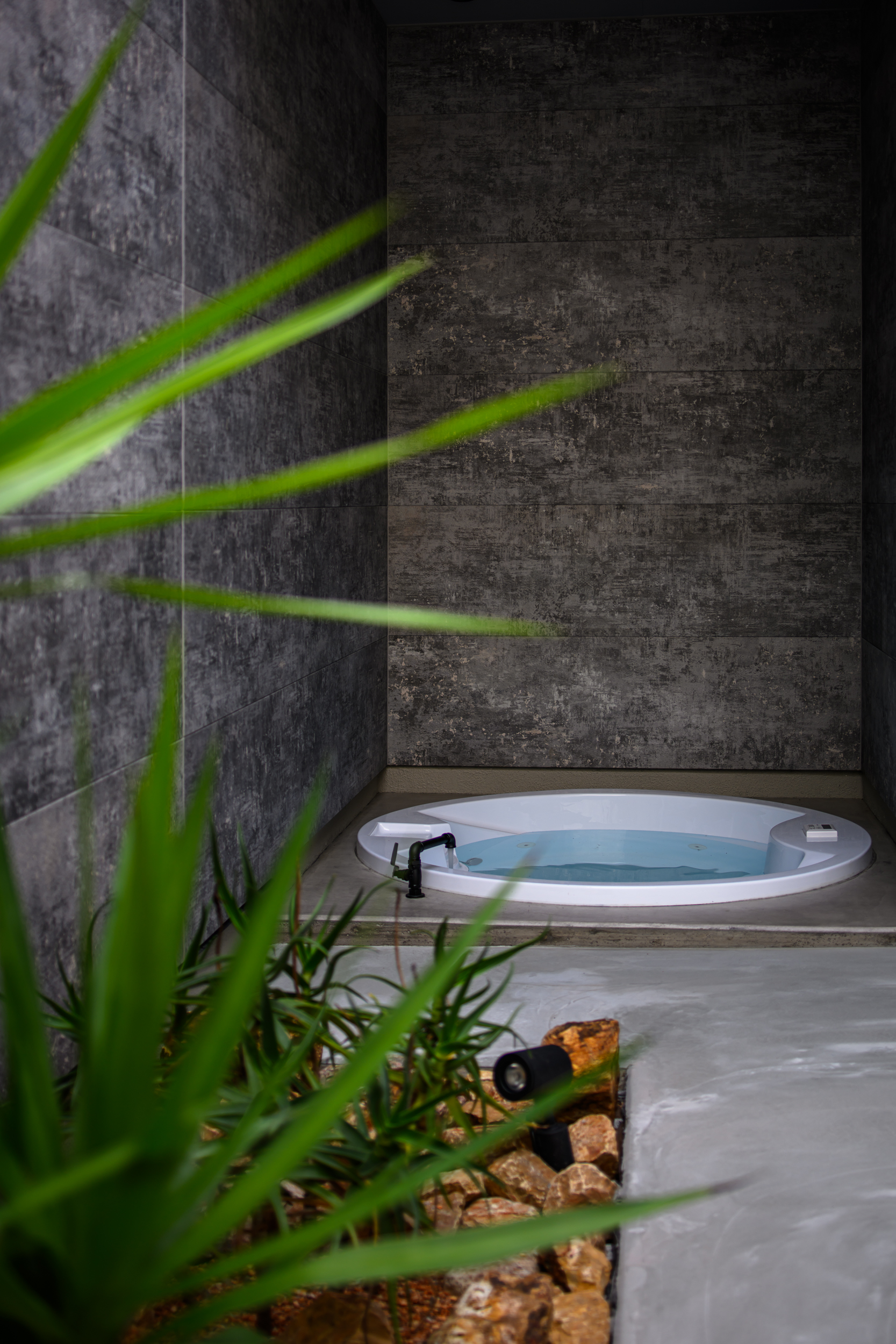 開放的なアウターリビングを愉しむガレージ＆サウナハウス