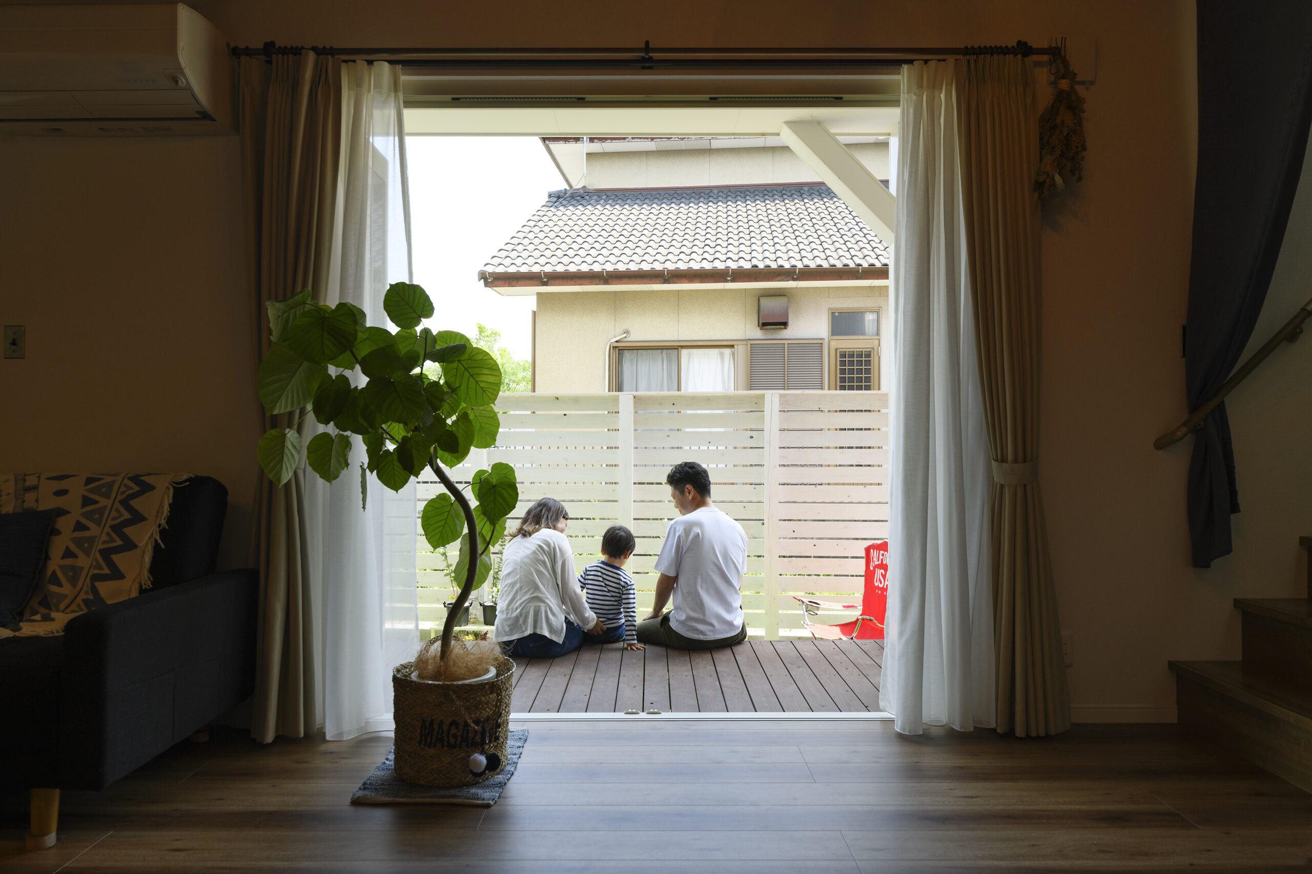 レッドシダーがリビングに広がる。カバードポーチのある暮らし