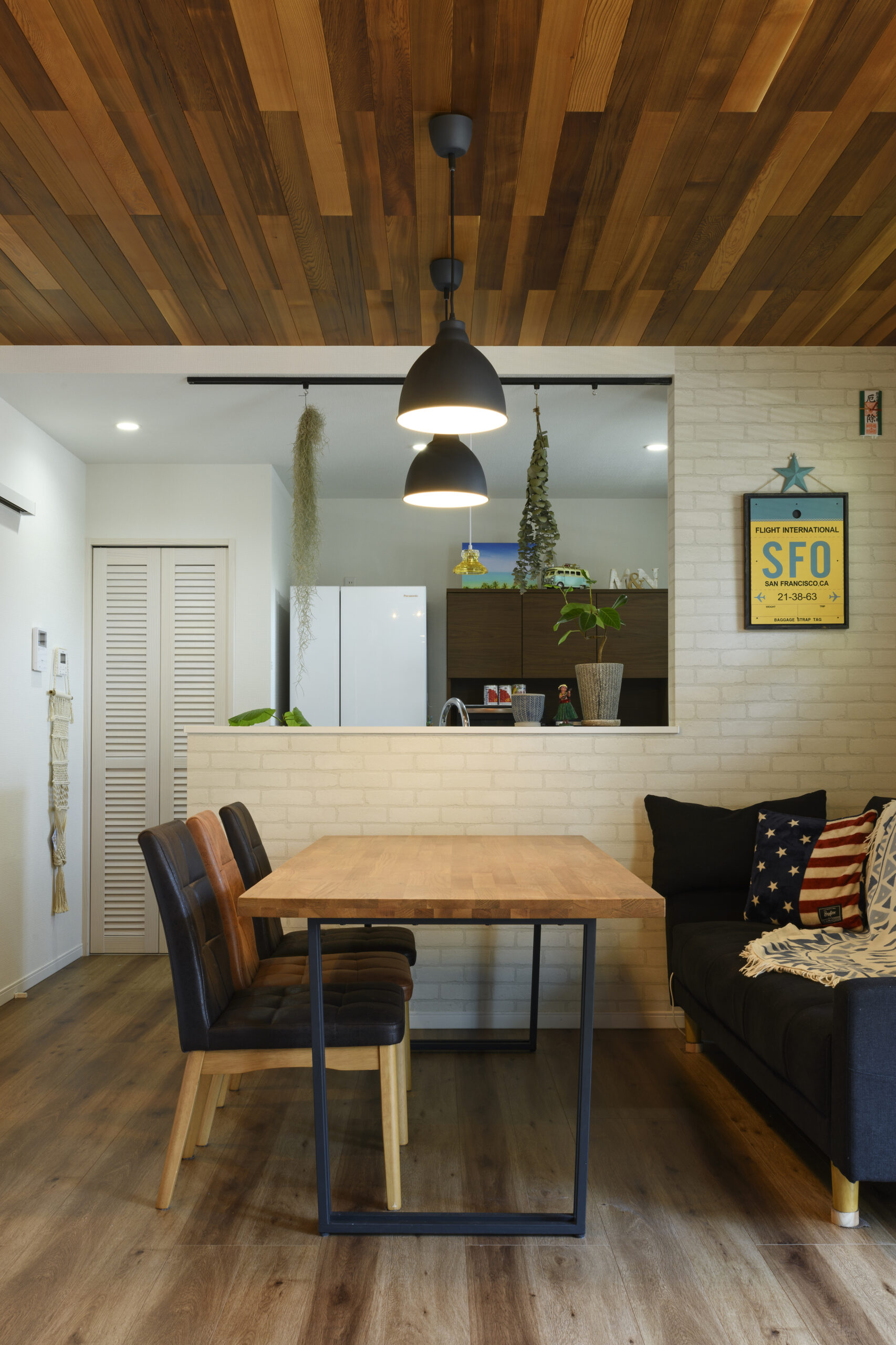 木材の温もりを感じるカリフォルニアスタイルの家