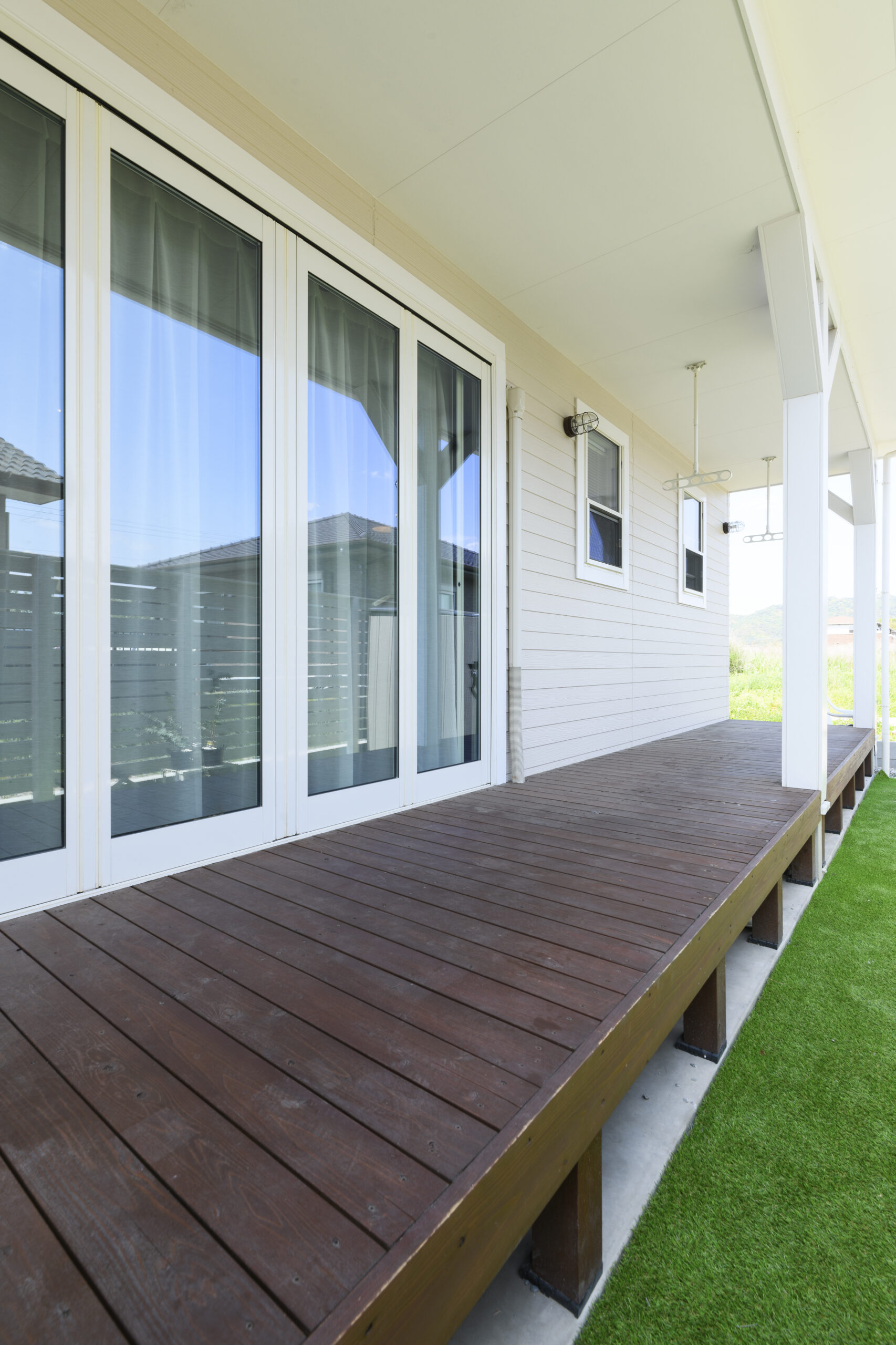 木材の温もりを感じるカリフォルニアスタイルの家