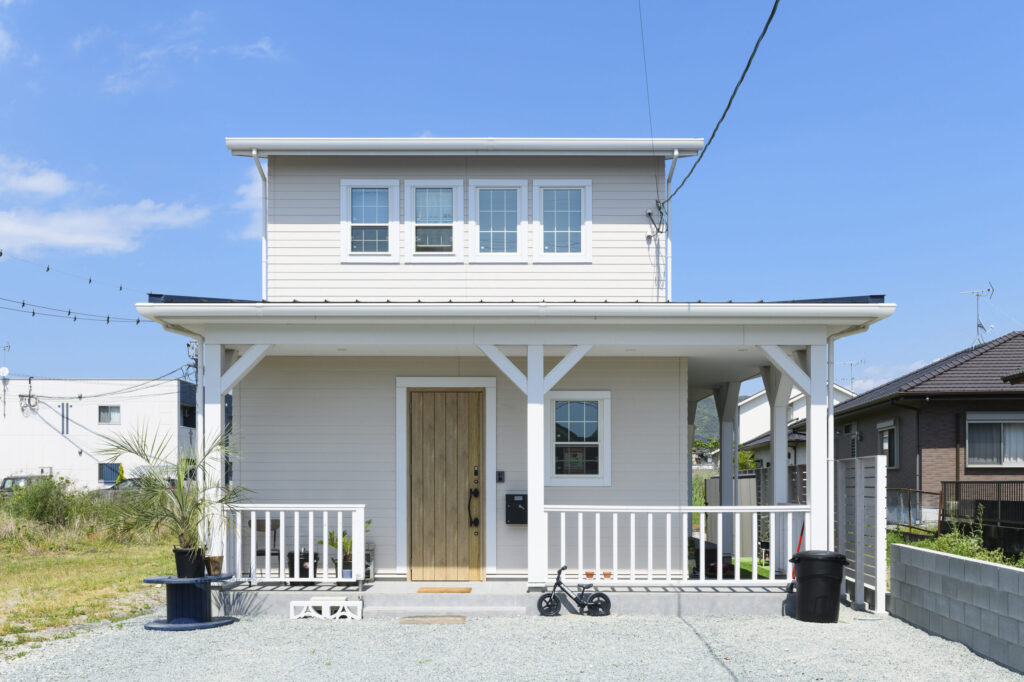 木材の温もりを感じるカリフォルニアスタイルの家