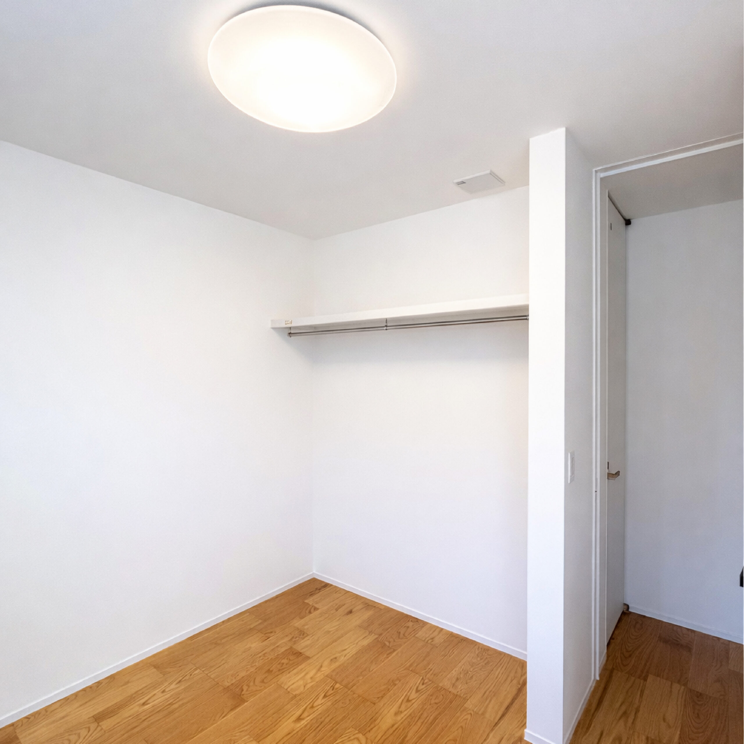 「天然木」の平屋デザイン住宅