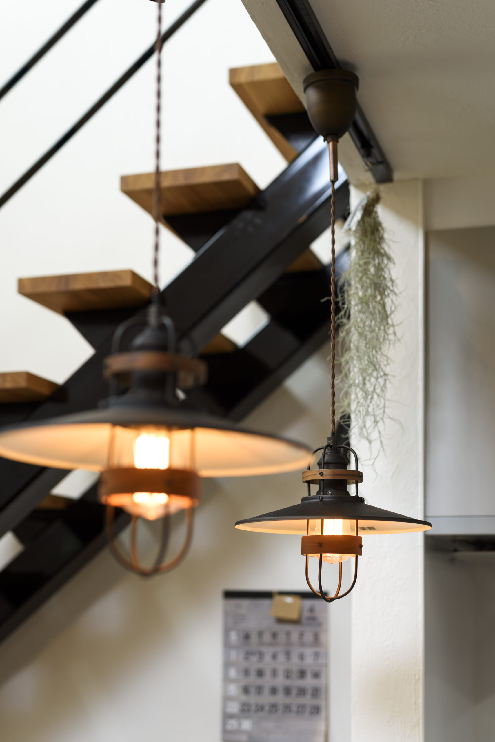 端正な佇まいな木とガルバの家