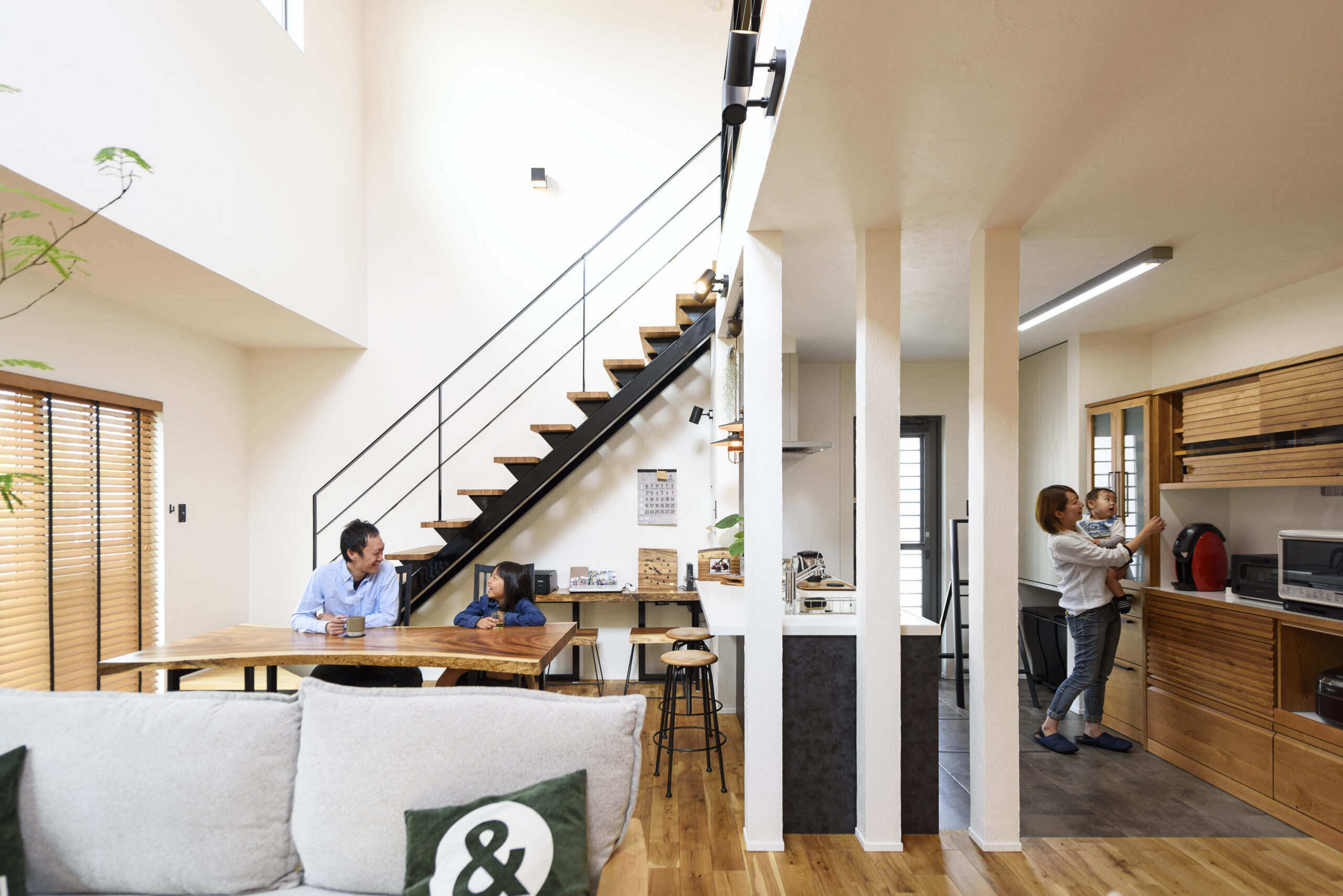 端正な佇まいな木とガルバの家