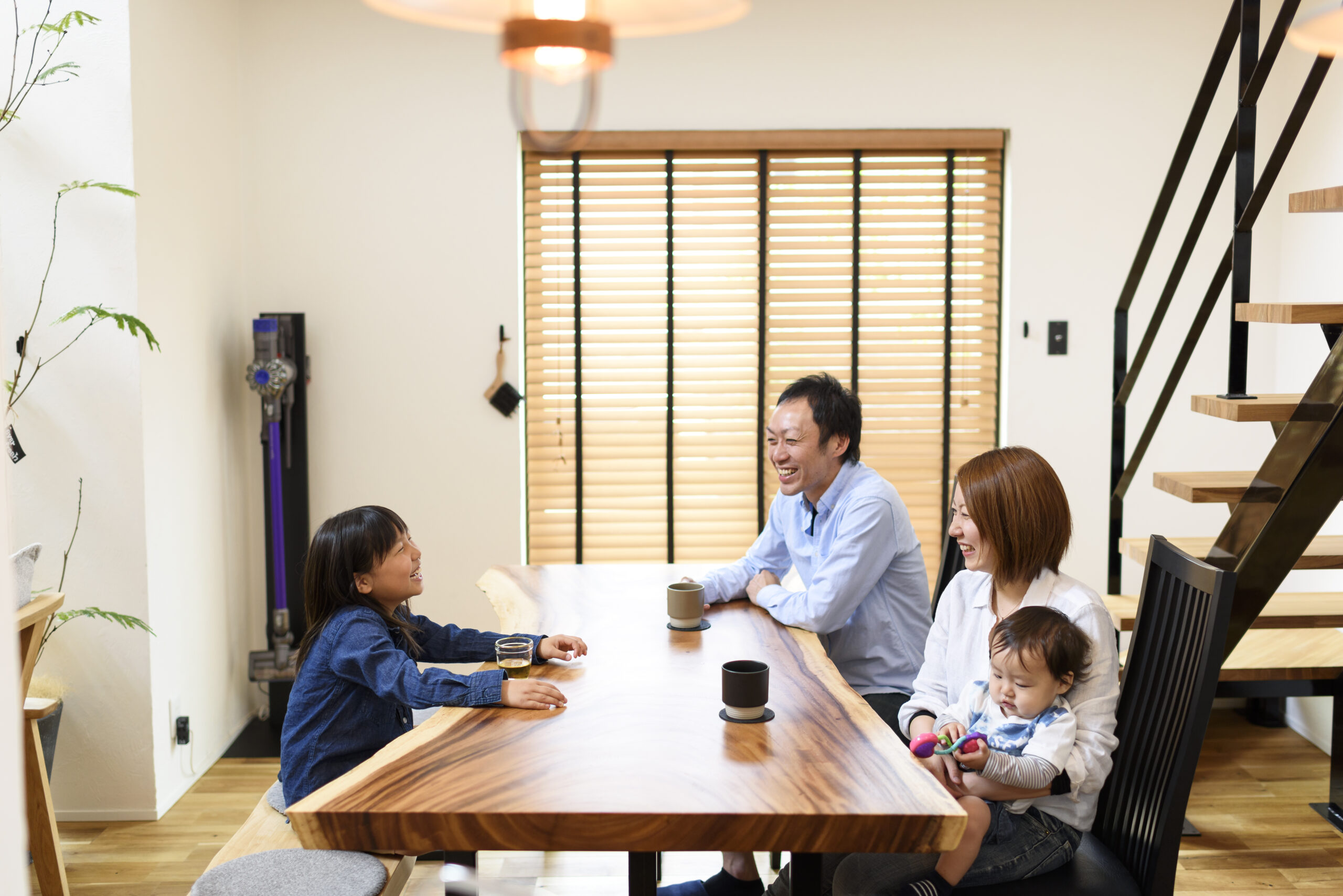 端正な佇まいな木とガルバの家