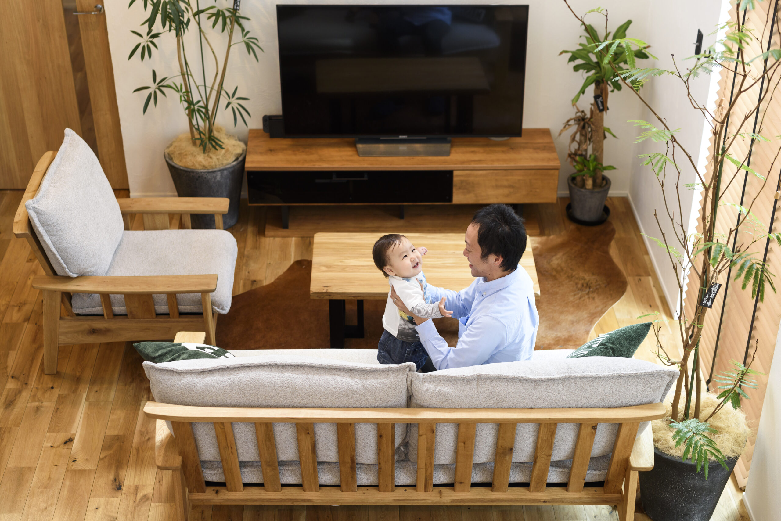 端正な佇まいな木とガルバの家