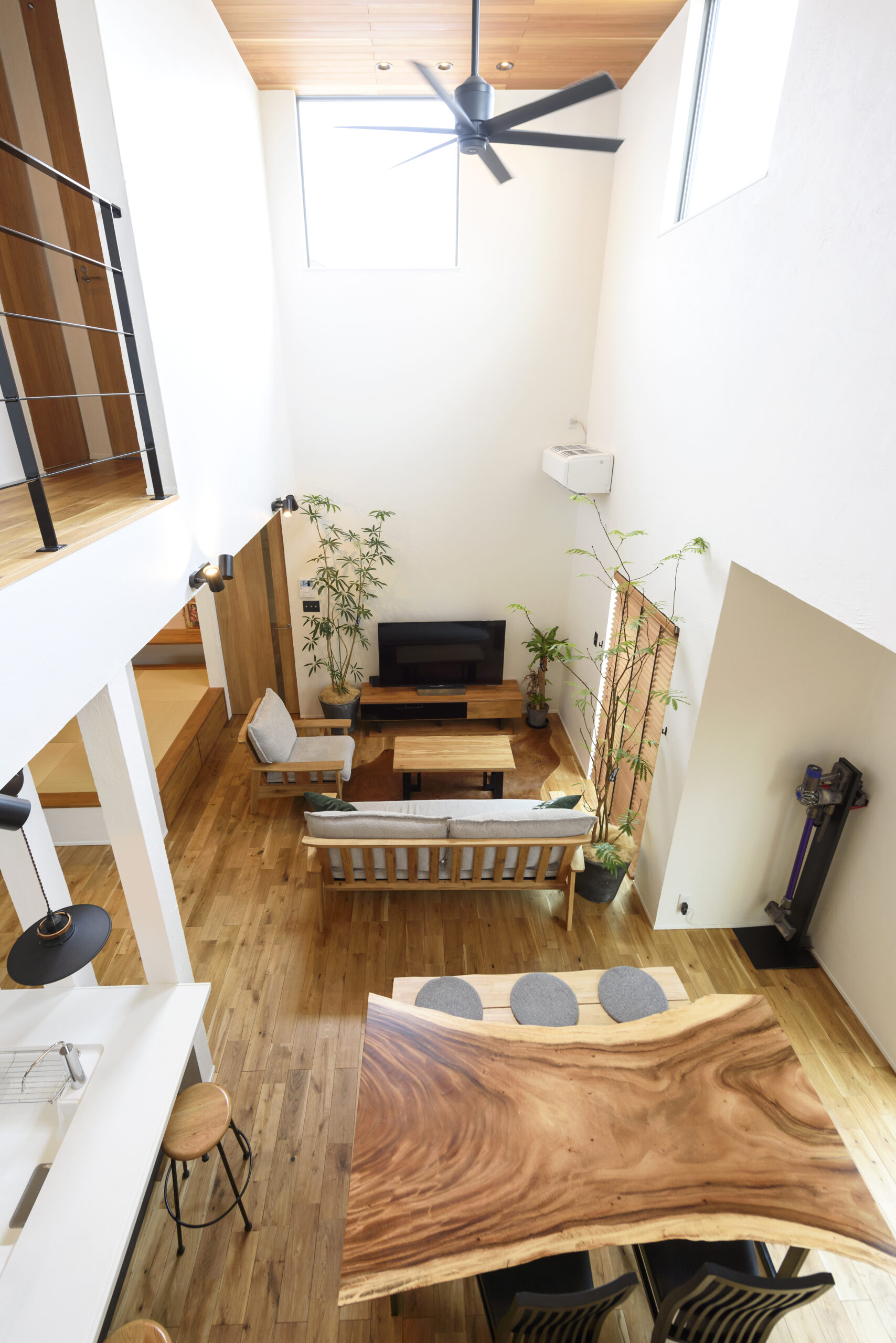 端正な佇まいな木とガルバの家