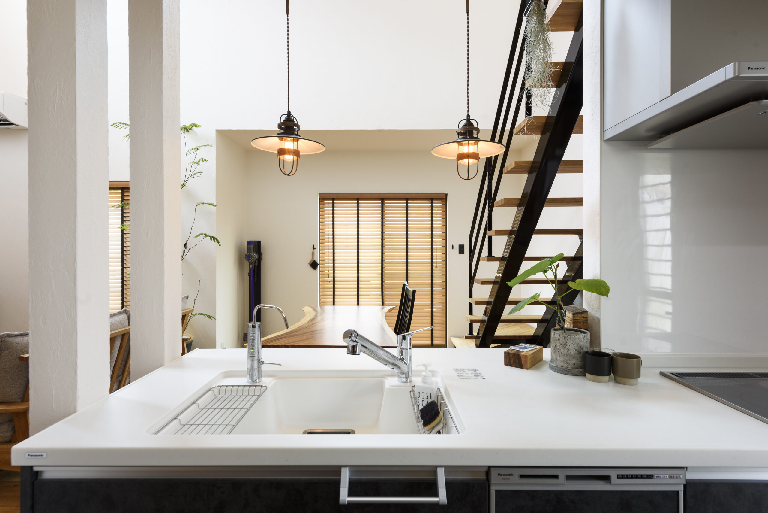 端正な佇まいな木とガルバの家