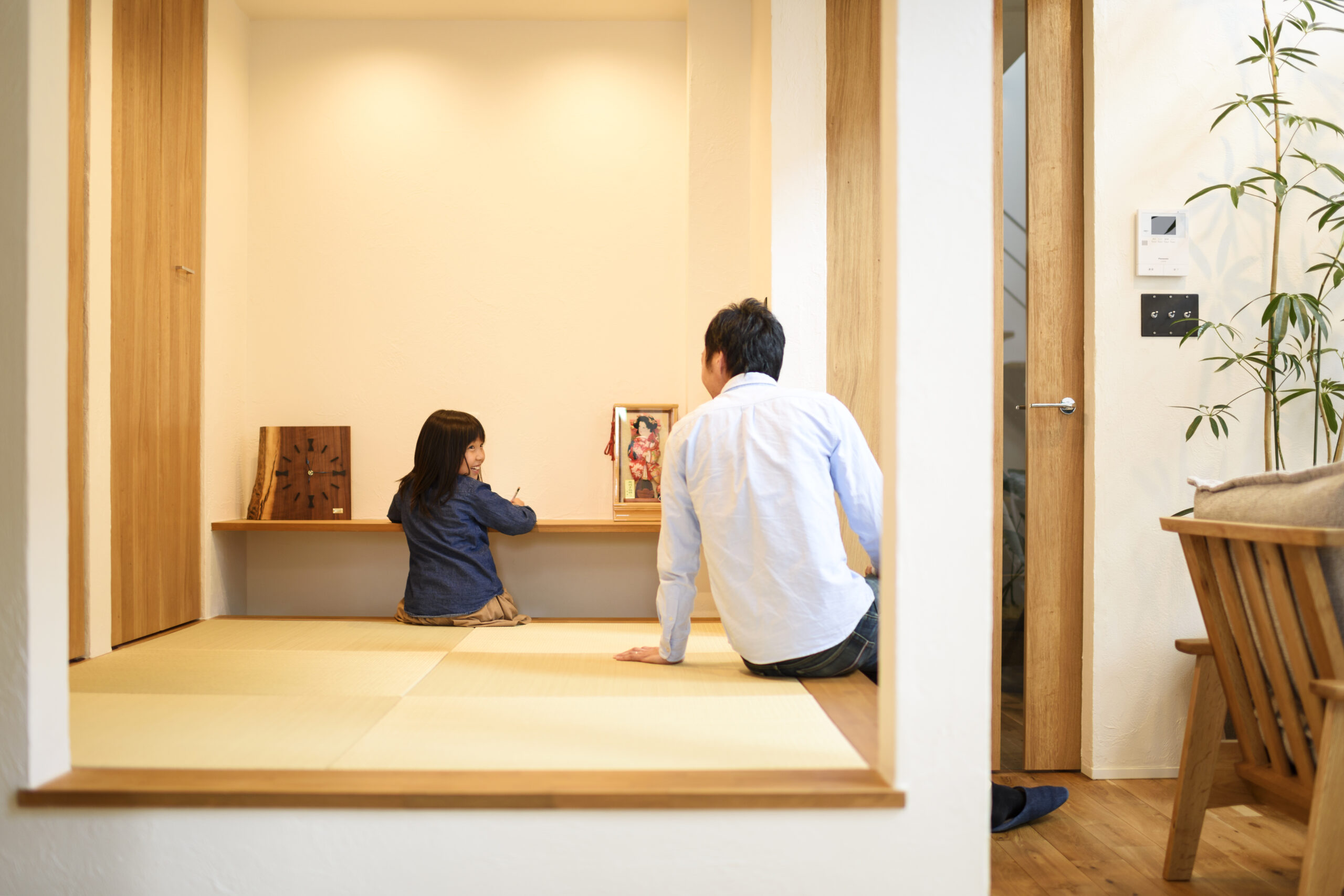 端正な佇まいな木とガルバの家