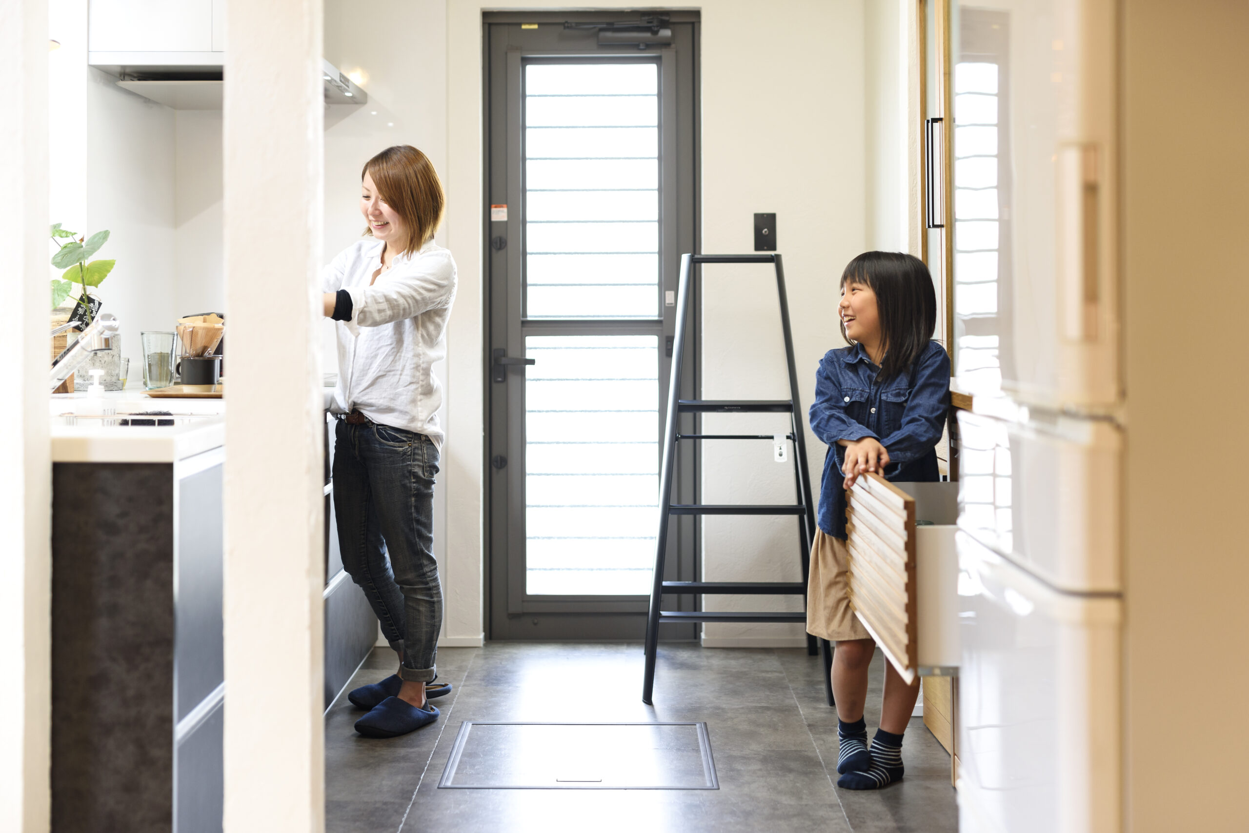 端正な佇まいな木とガルバの家