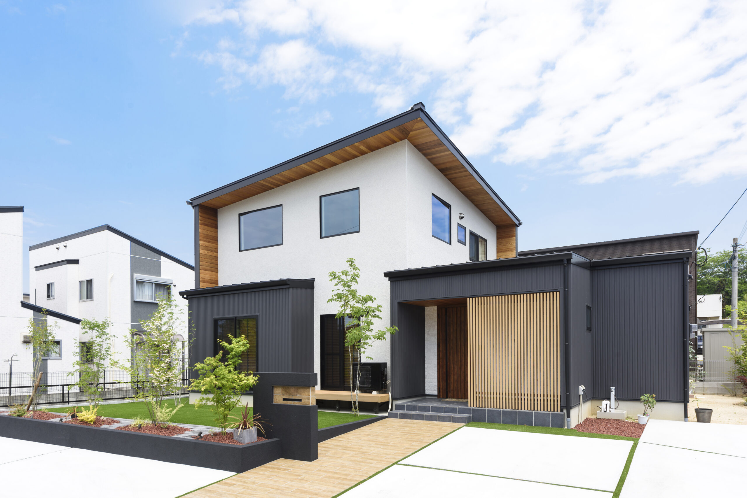 端正な佇まいな木とガルバの家