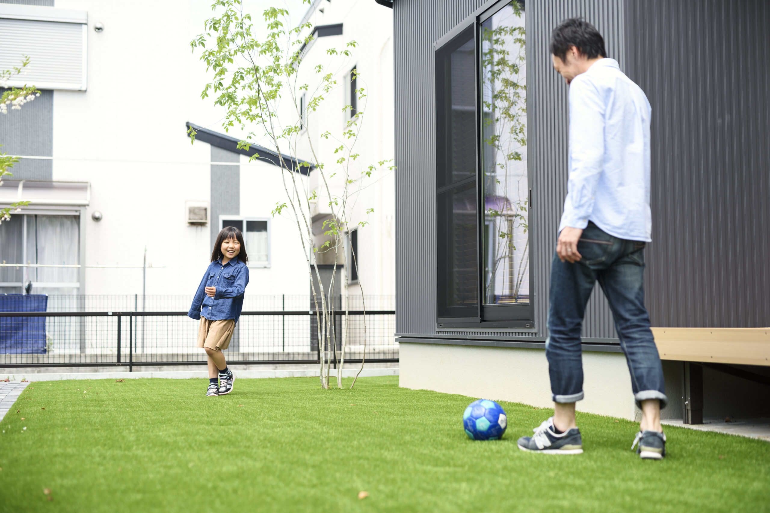 端正な佇まいな木とガルバの家