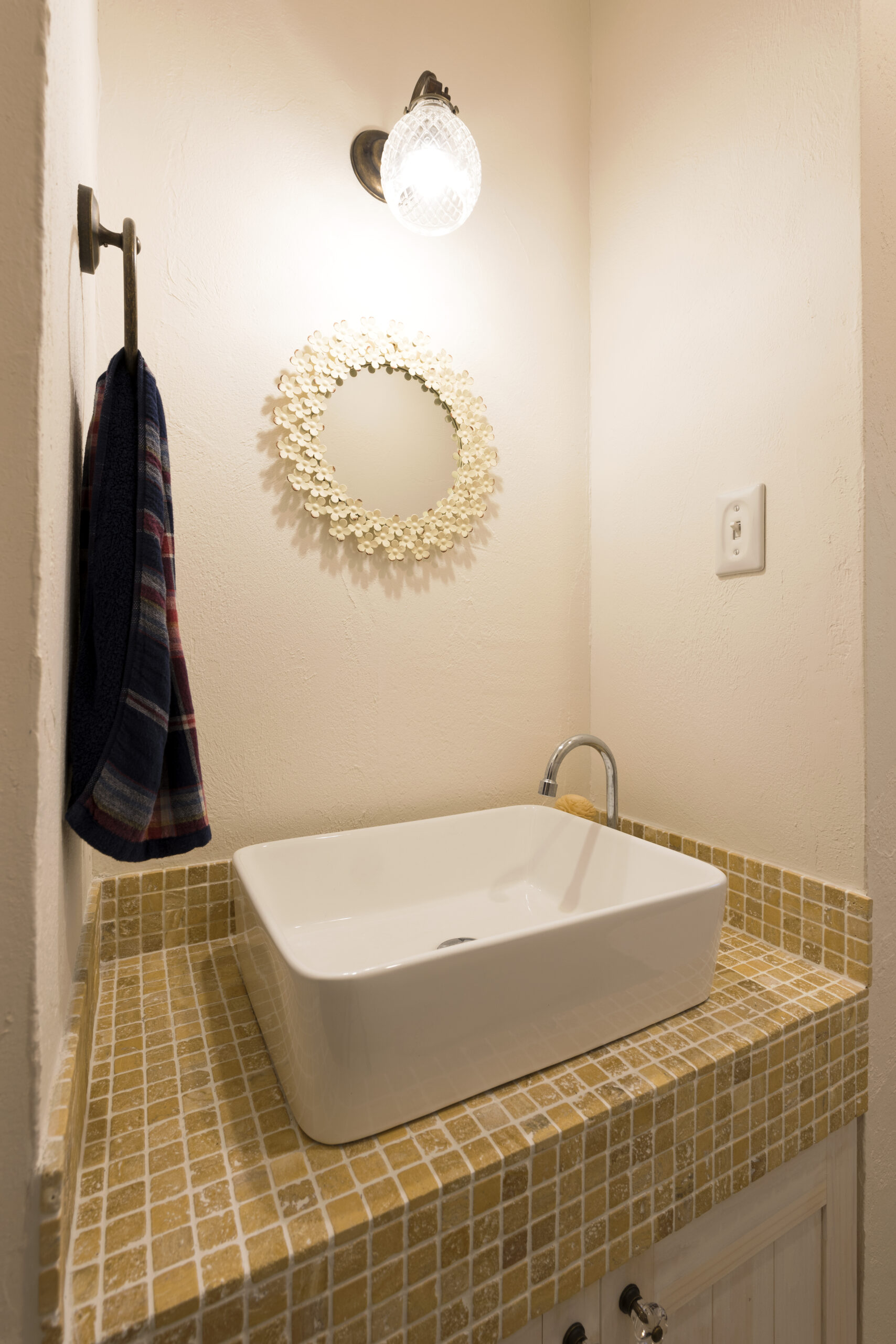 真っ白な漆喰の塗り壁が味わい深い。アンティーク雑貨が似合う地中海風の家