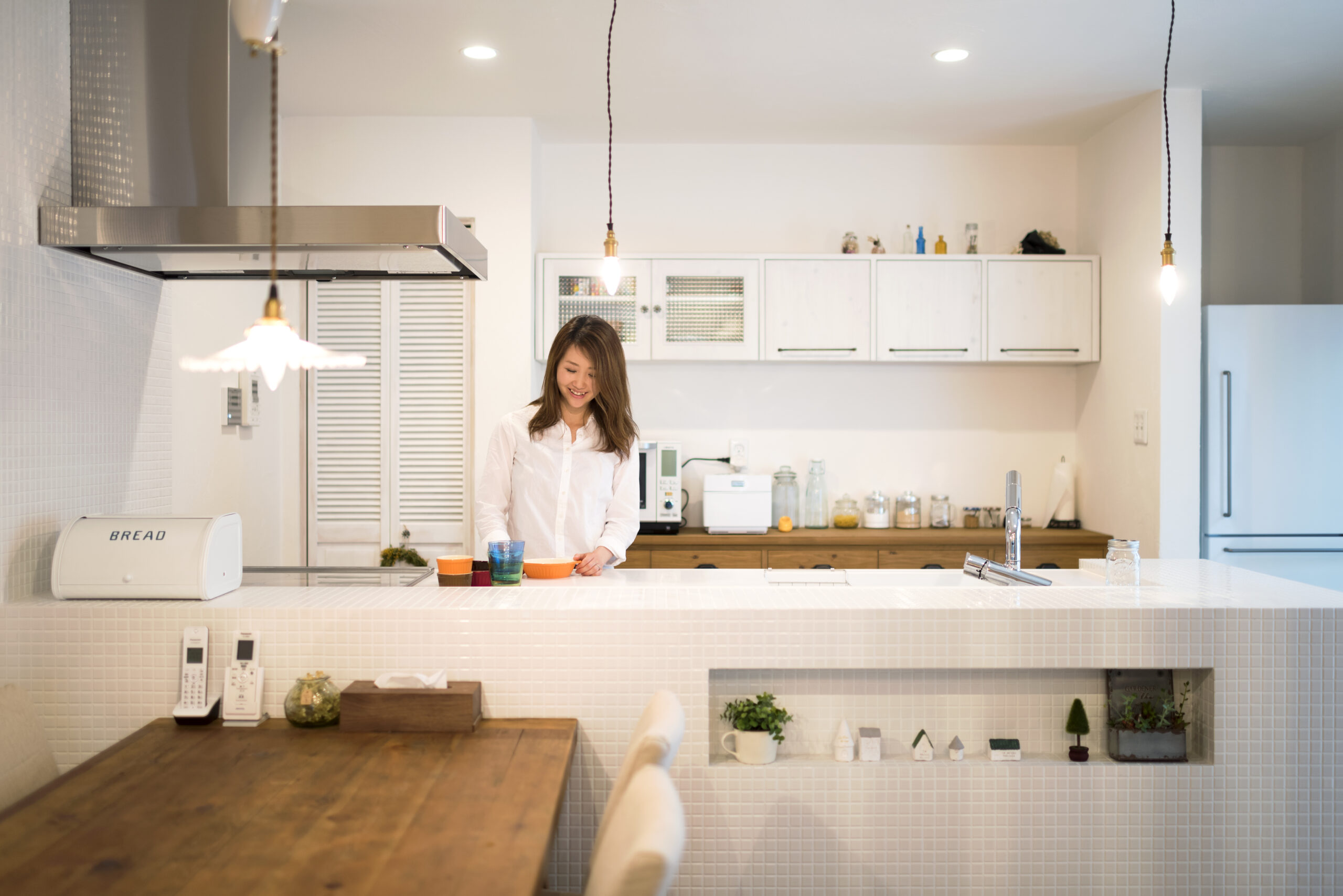 真っ白な漆喰の塗り壁が味わい深い。アンティーク雑貨が似合う地中海風の家