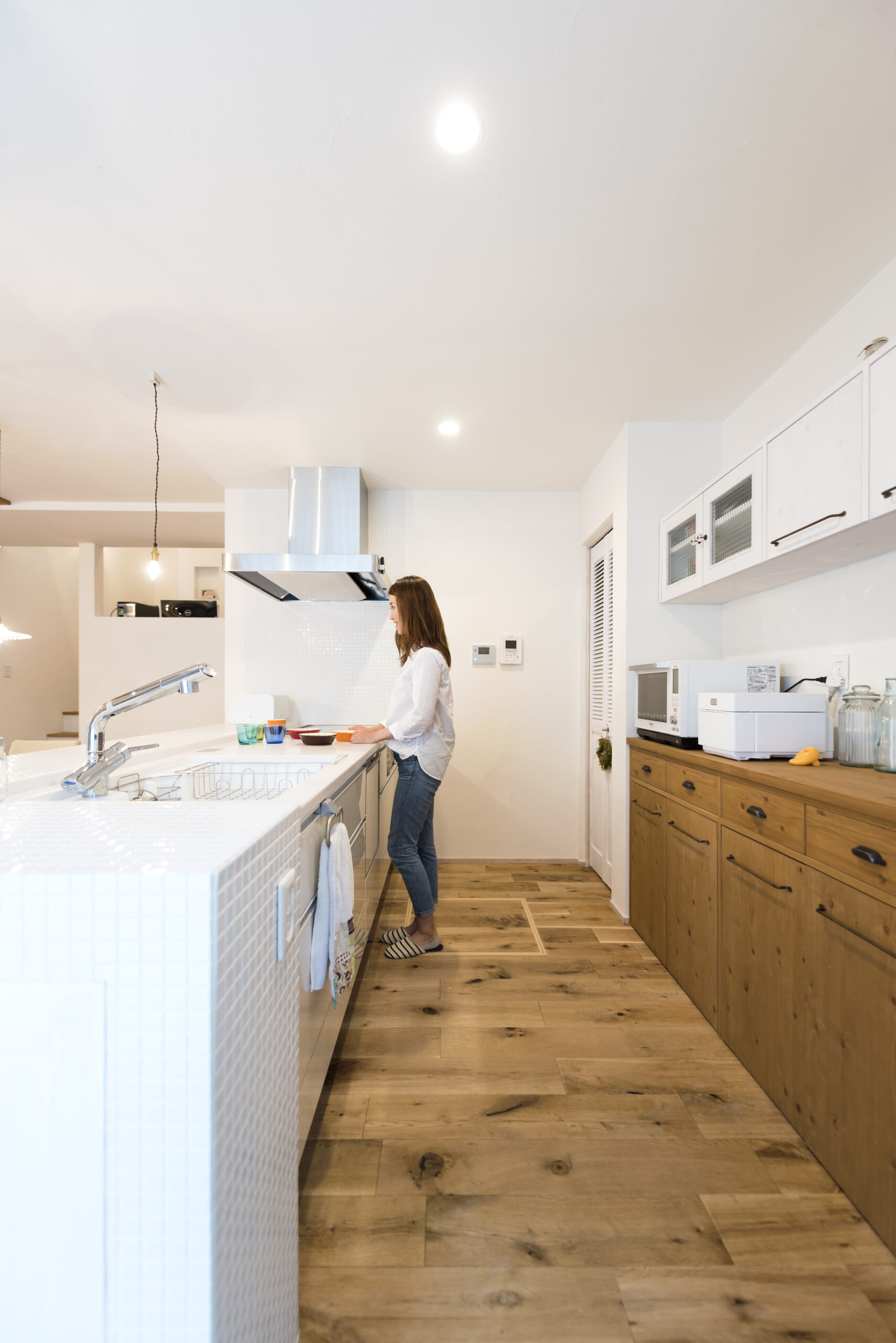 真っ白な漆喰の塗り壁が味わい深い。アンティーク雑貨が似合う地中海風の家