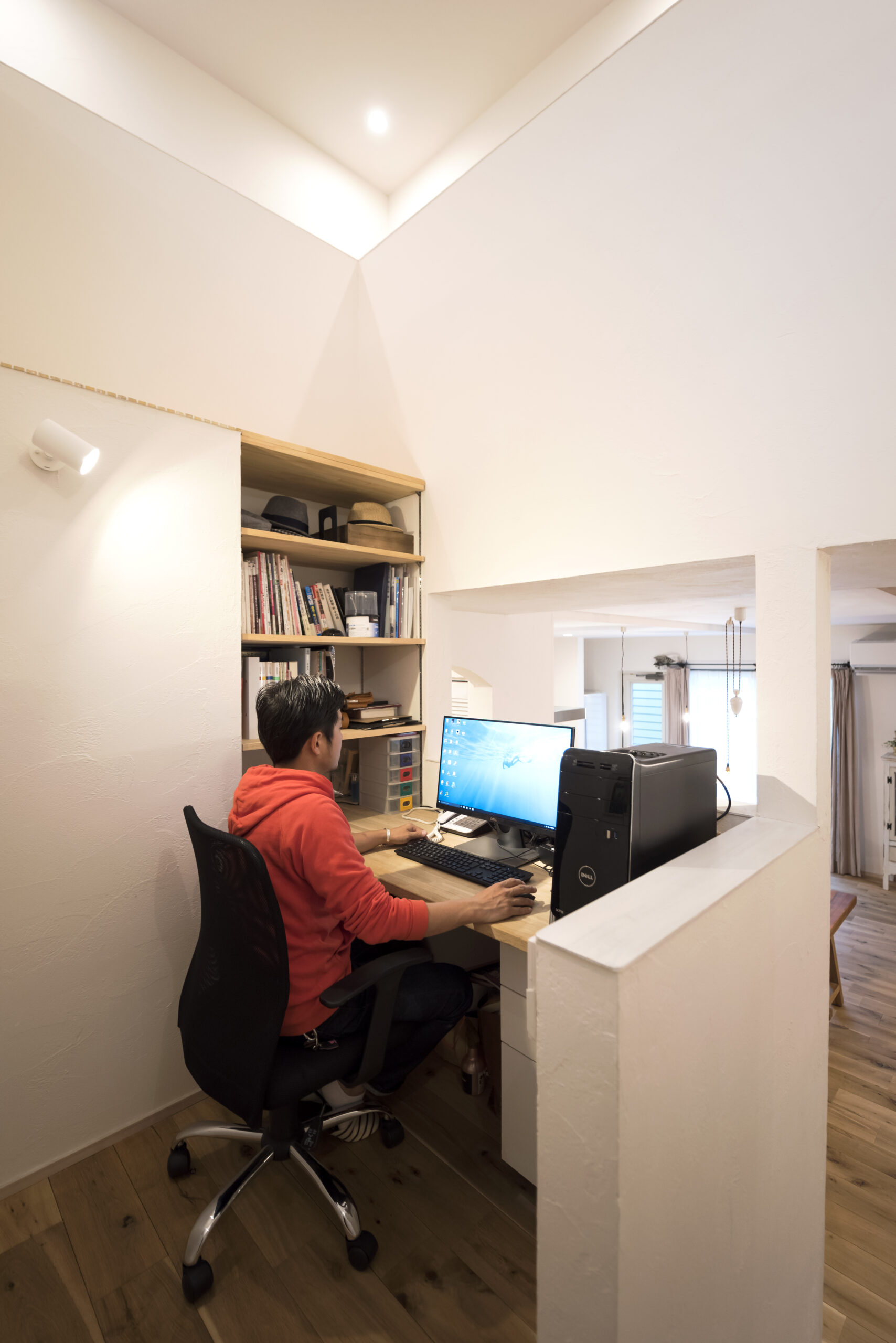 真っ白な漆喰の塗り壁が味わい深い。アンティーク雑貨が似合う地中海風の家