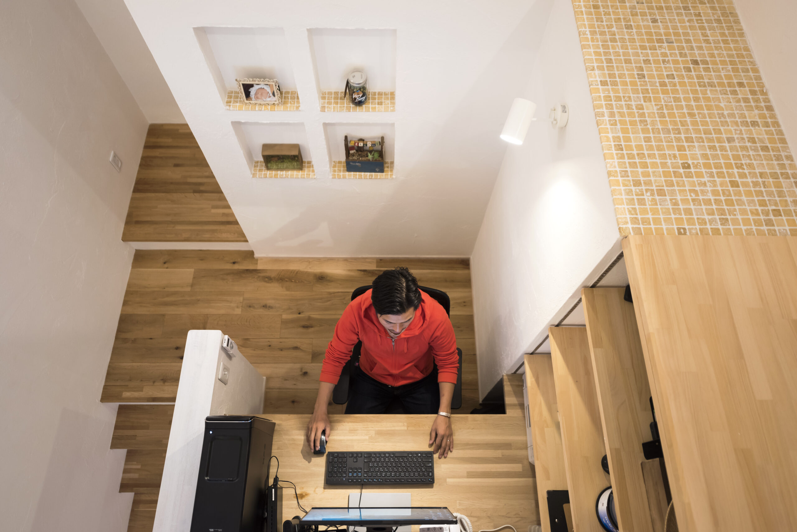 真っ白な漆喰の塗り壁が味わい深い。アンティーク雑貨が似合う地中海風の家