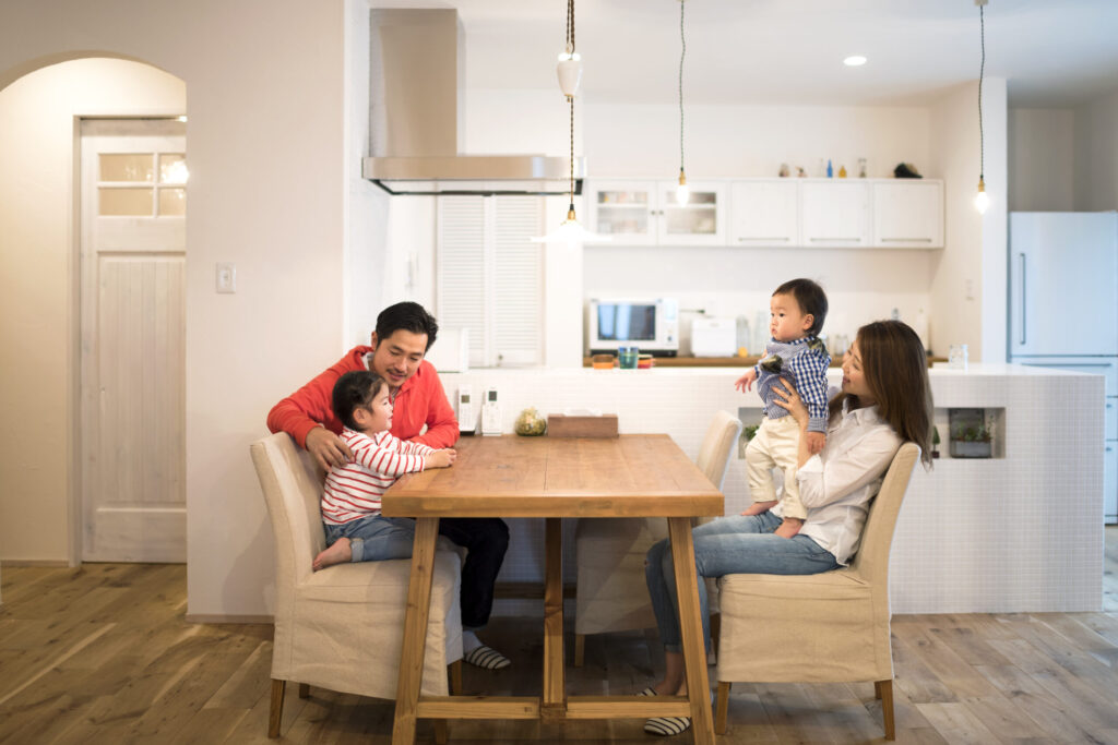 真っ白な漆喰の塗り壁が味わい深い。アンティーク雑貨が似合う地中海風の家