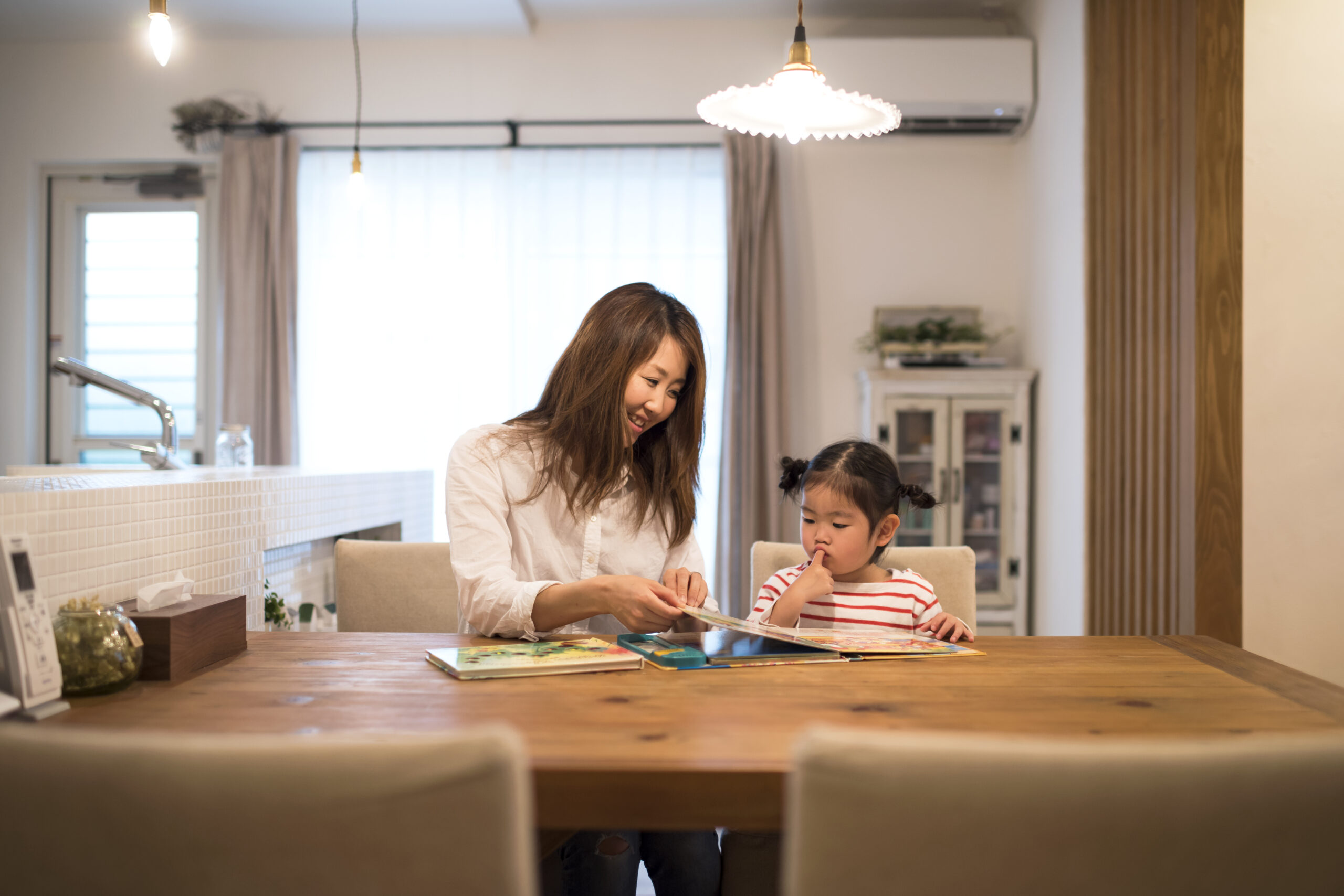 真っ白な漆喰の塗り壁が味わい深い。アンティーク雑貨が似合う地中海風の家