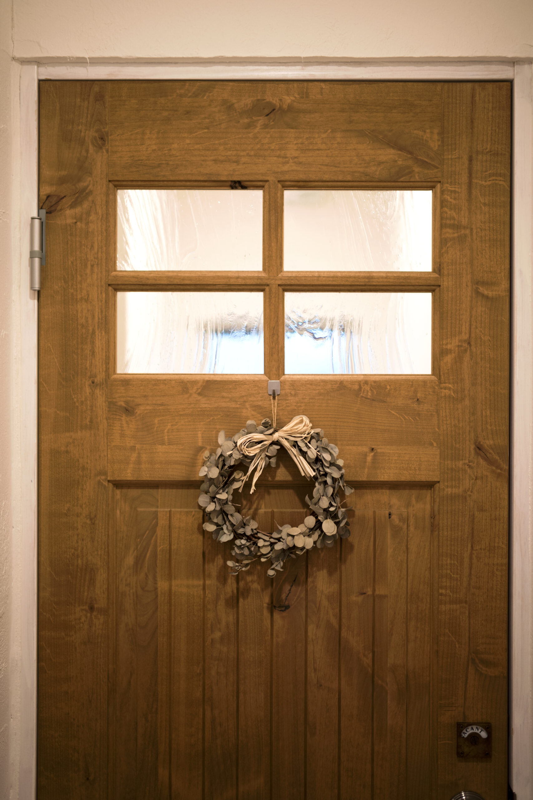 真っ白な漆喰の塗り壁が味わい深い。アンティーク雑貨が似合う地中海風の家