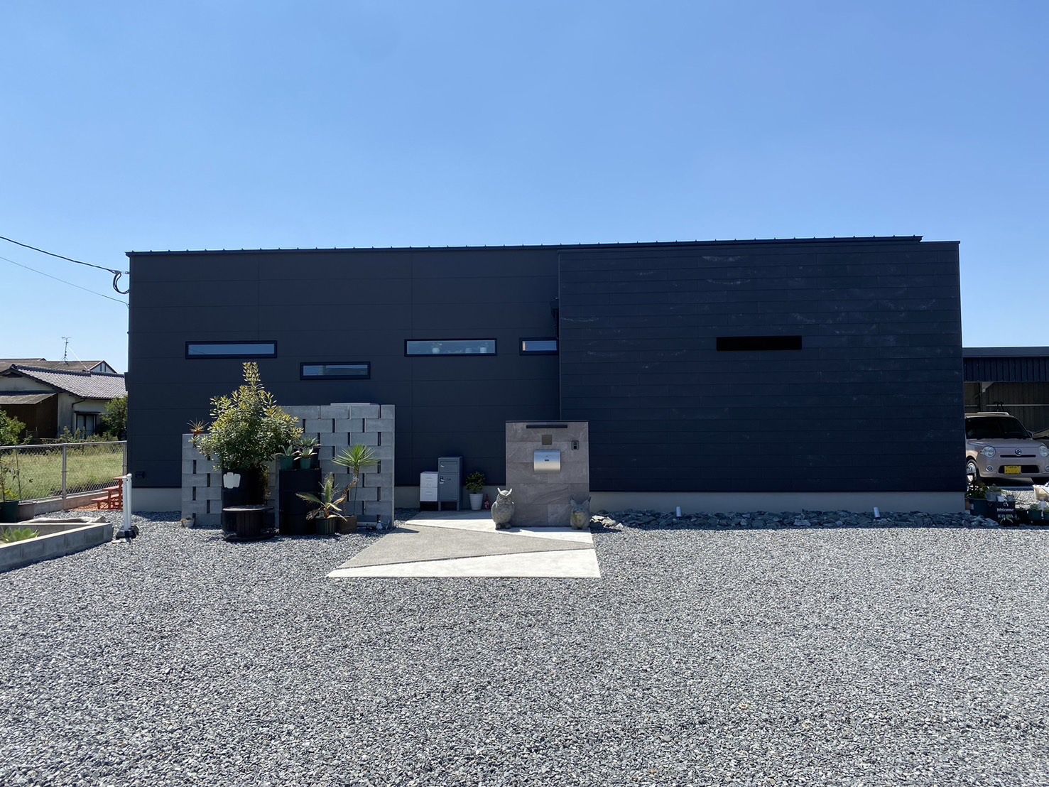 SOLIDOを用いた、外観から魅せるコンパクトなデザイナーズ平屋