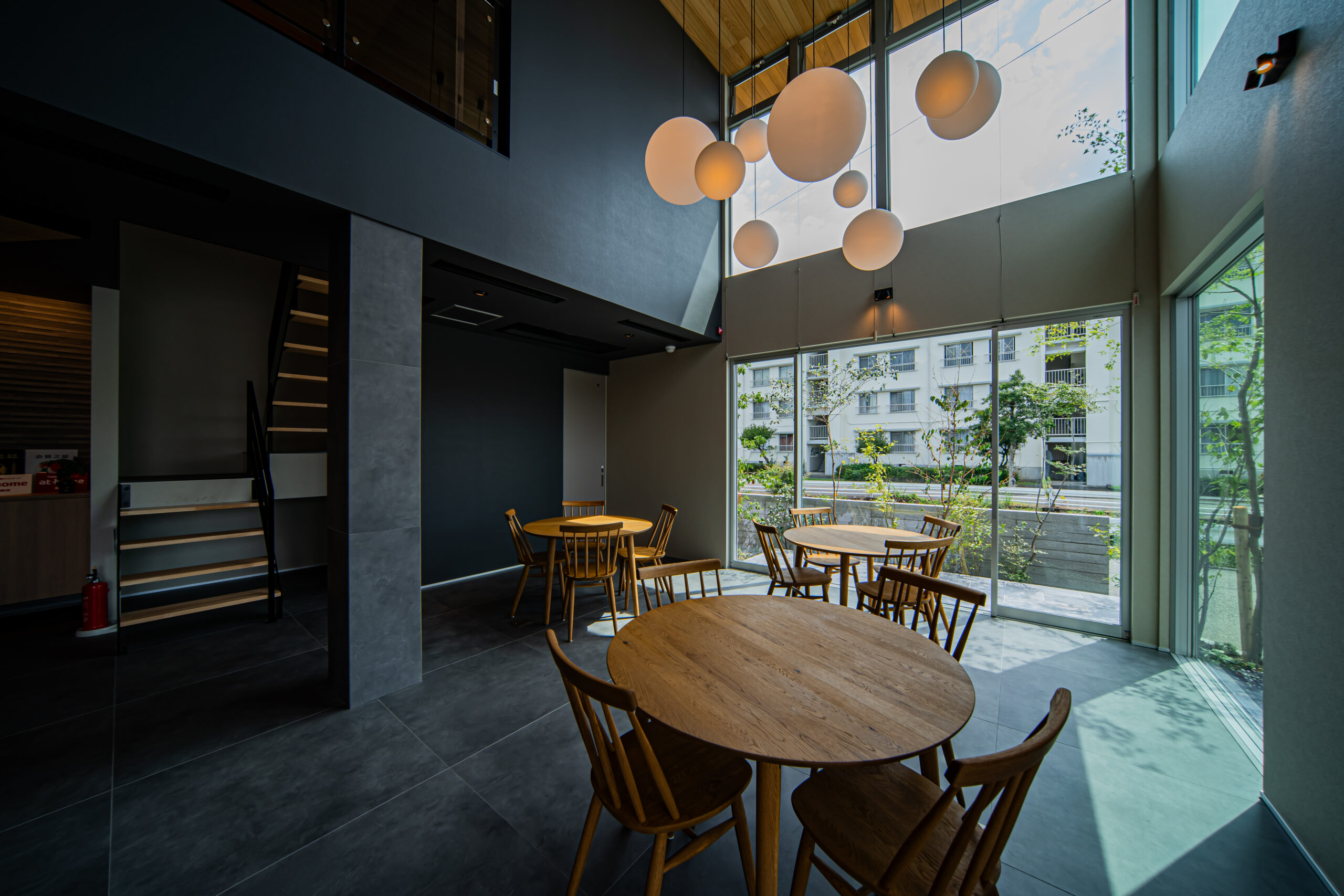 光と素材が織りなす、吹き抜けのあるワークラウンジ併設オフィス