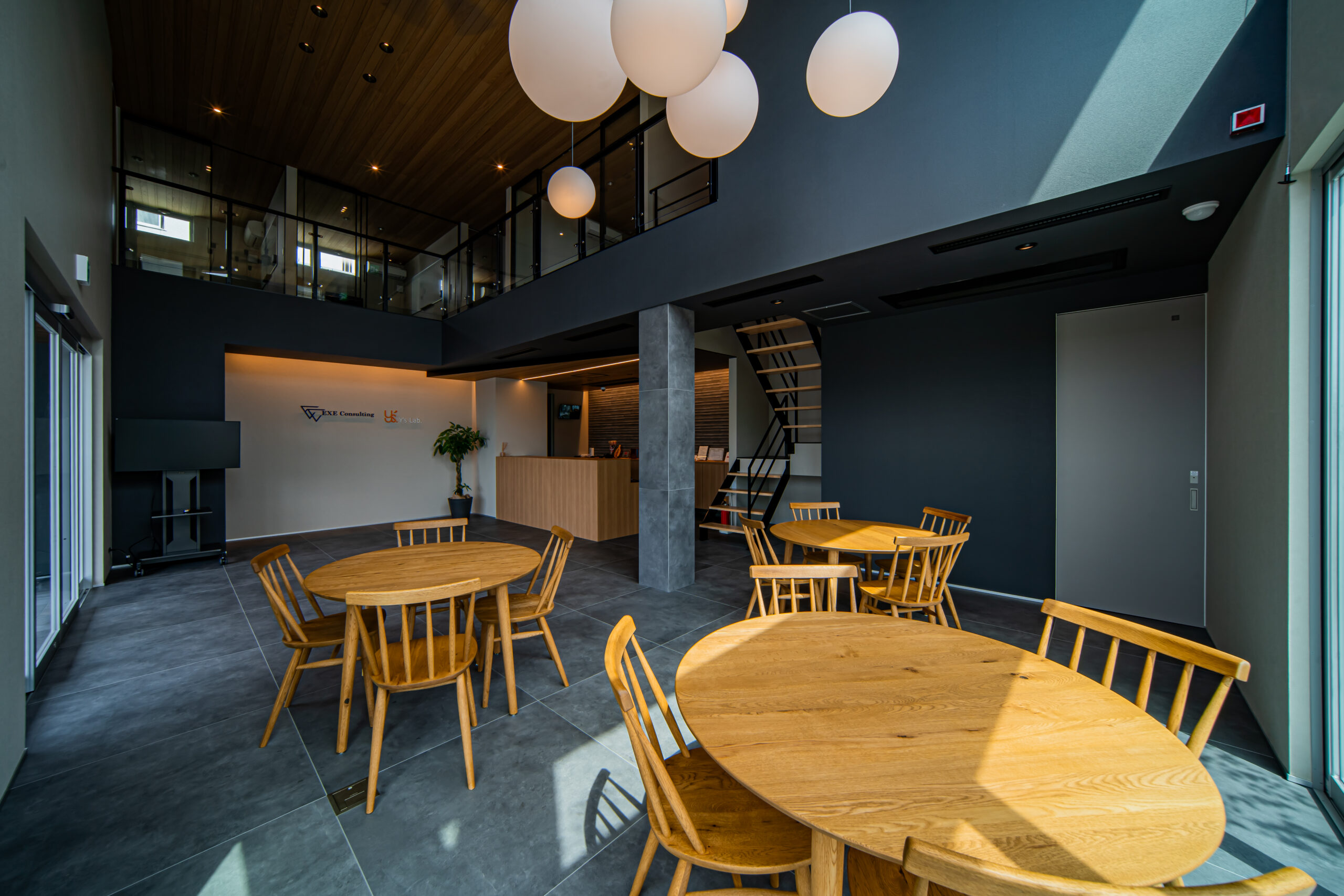 吹き抜け上部から吊り下げたペンダント照明が、空間のアクセント