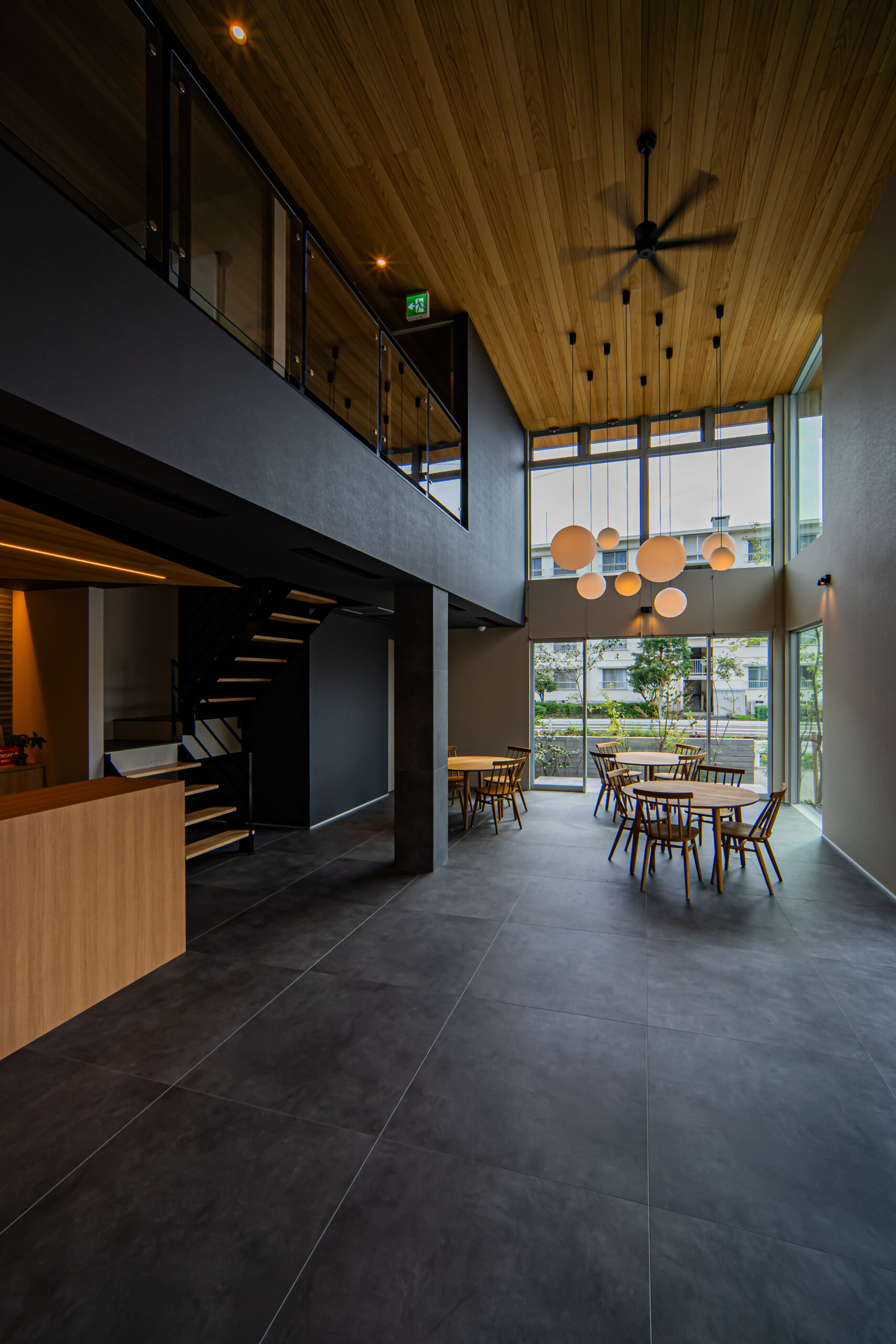 光と素材が織りなす、吹き抜けのあるワークラウンジ併設オフィス