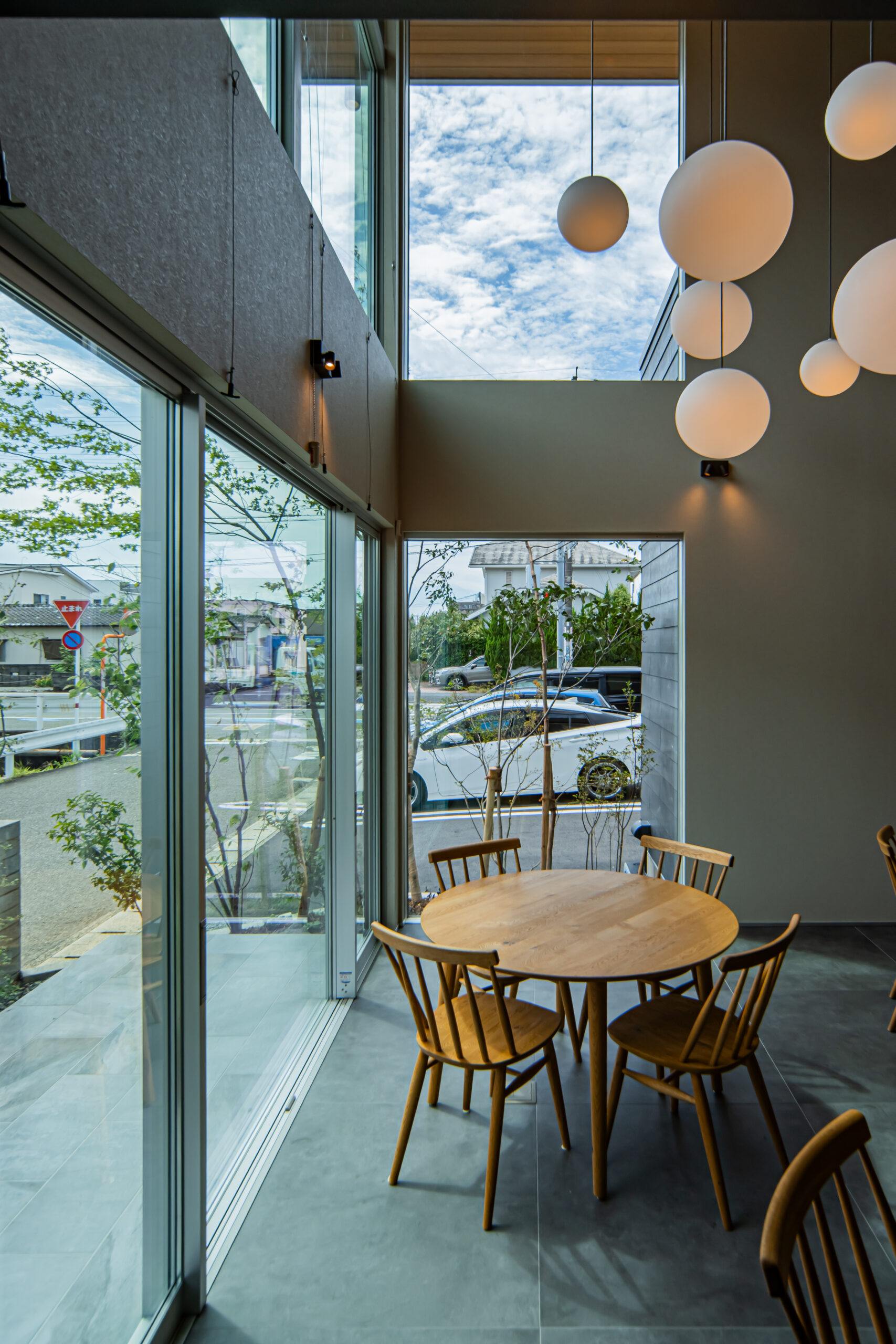 光と素材が織りなす、吹き抜けのあるワークラウンジ併設オフィス