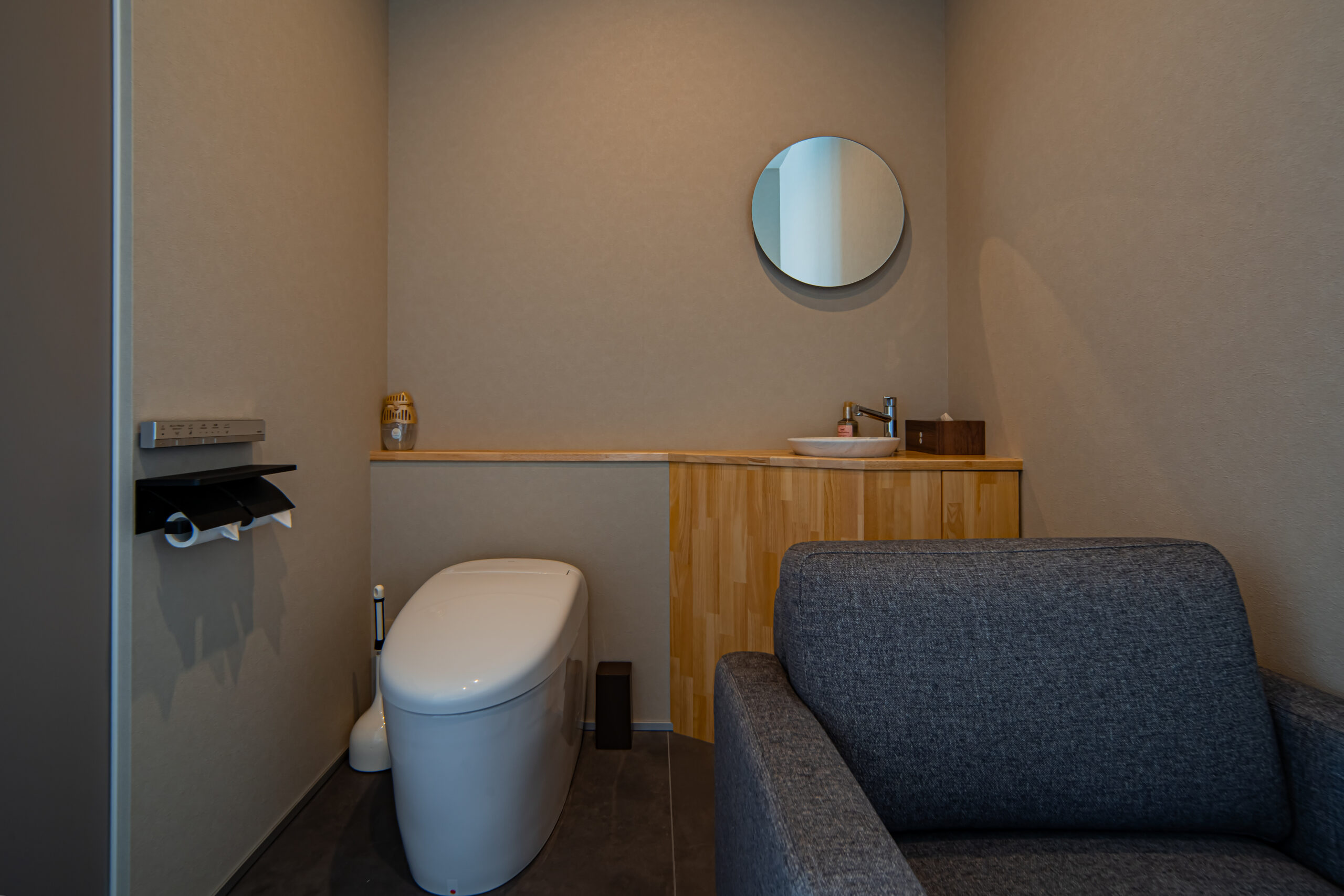 光と素材が織りなす、吹き抜けのあるワークラウンジ併設オフィス