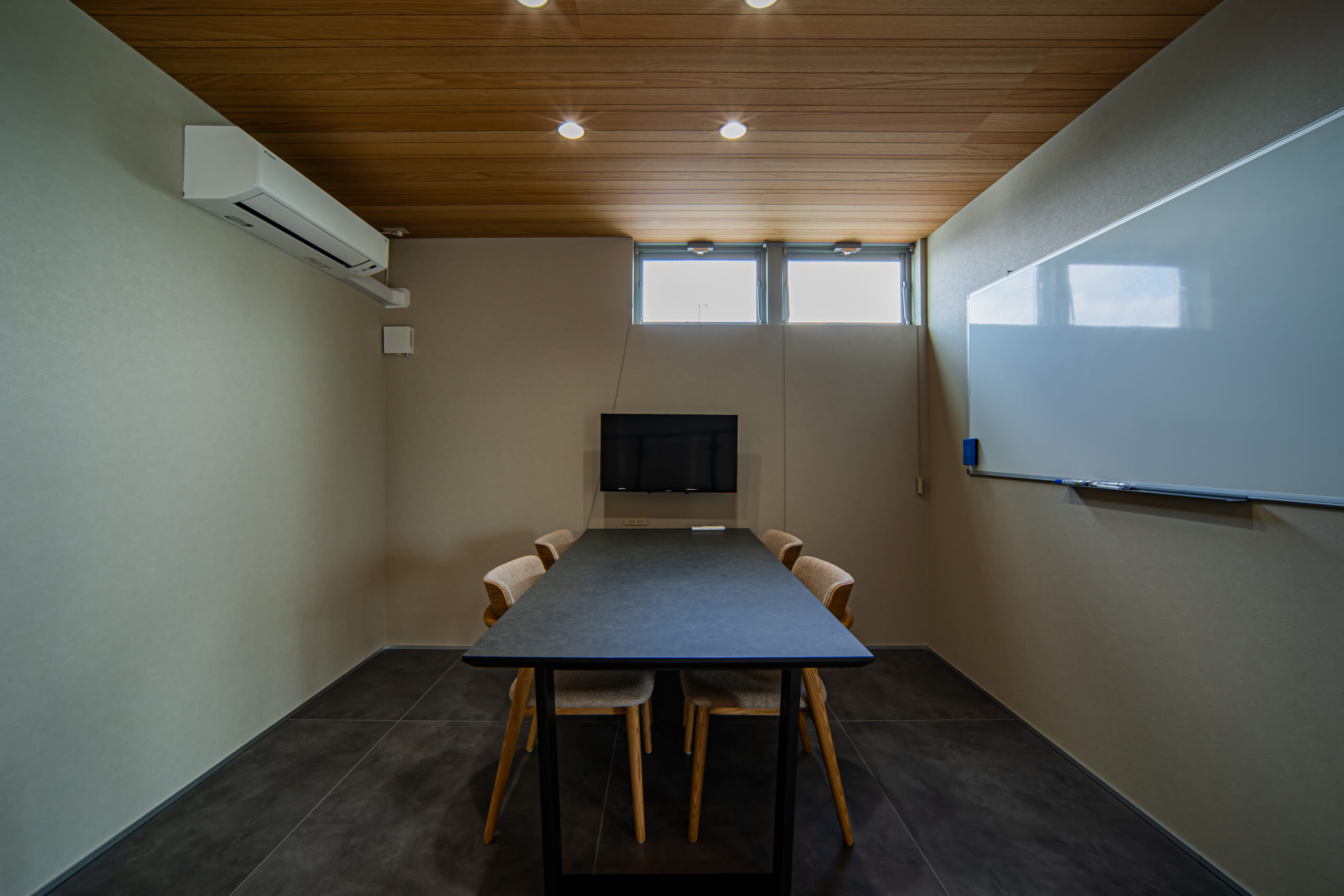 光と素材が織りなす、吹き抜けのあるワークラウンジ併設オフィス