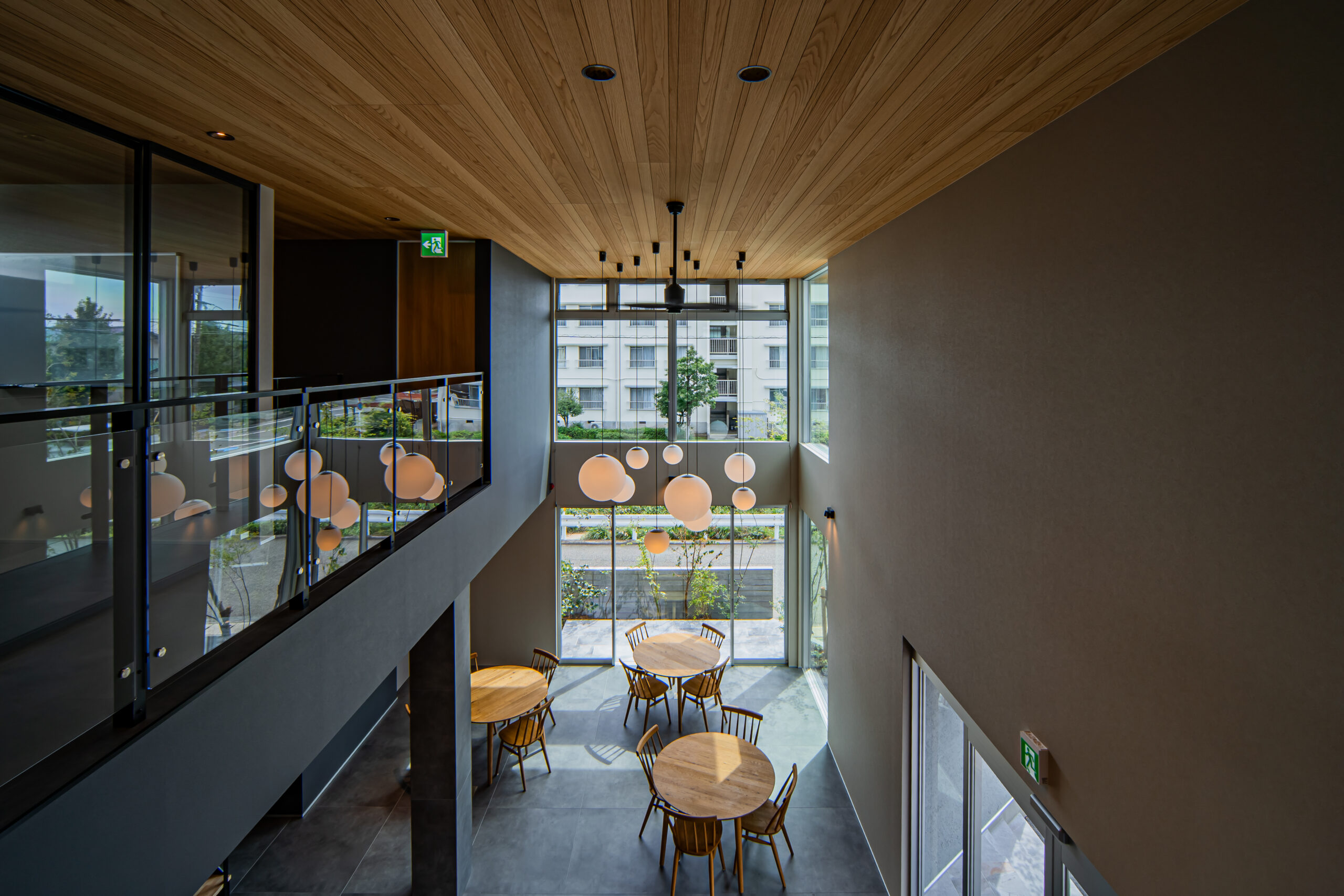 天井には木目を採用し、無機質になりがちなオフィス空間に