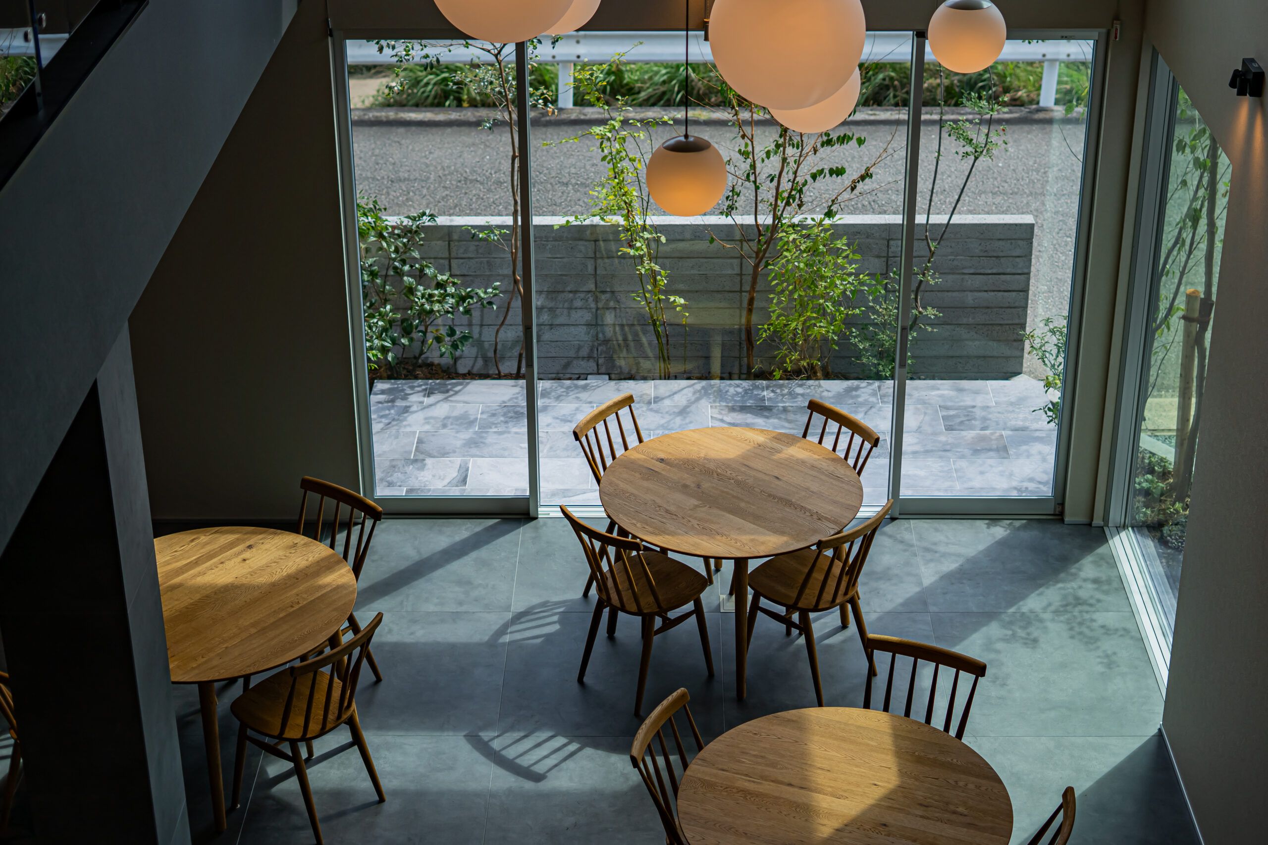 建物内部は、吹き抜けのある開放的なラウンジ空間が中心。