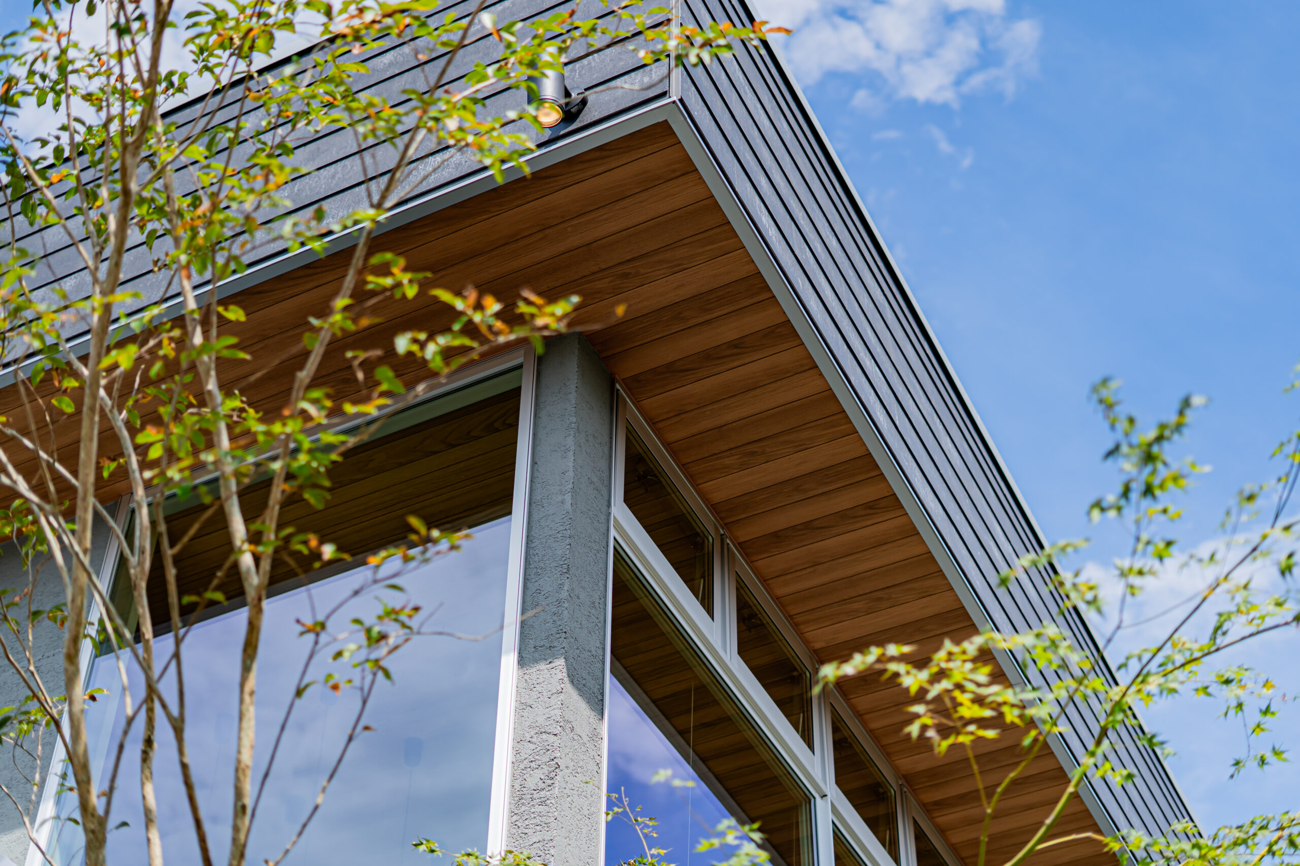 光と素材が織りなす、吹き抜けのあるワークラウンジ併設オフィス