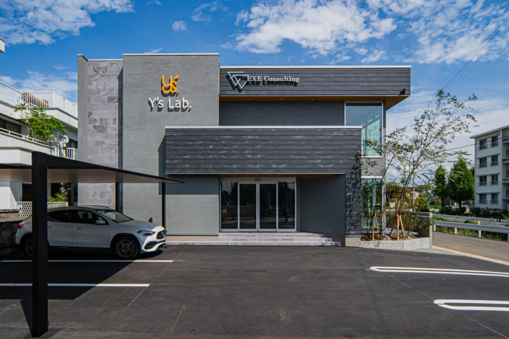 光と素材が織りなす、吹き抜けのあるワークラウンジ併設オフィス