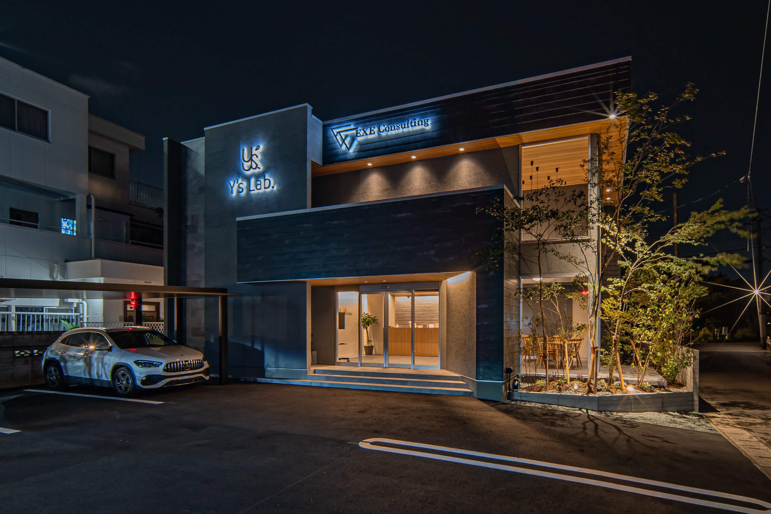 光と素材が織りなす、吹き抜けのあるワークラウンジ併設オフィス