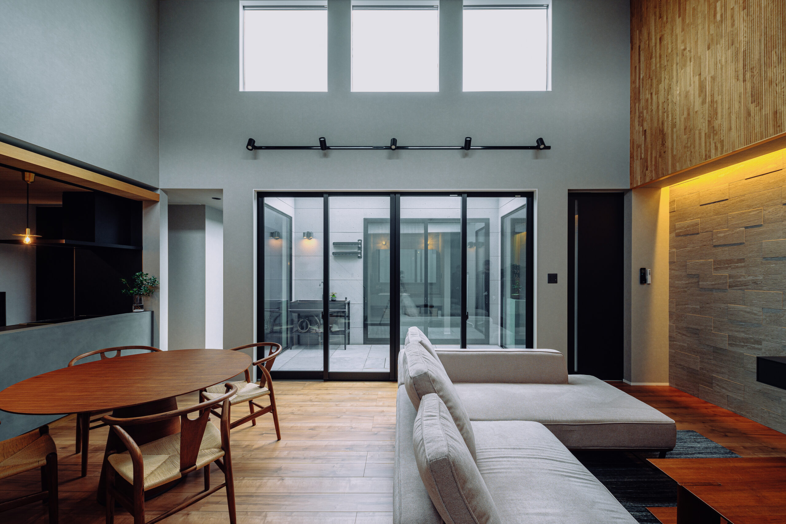 魅せるこだわり、見せない暮らし中庭のある平屋